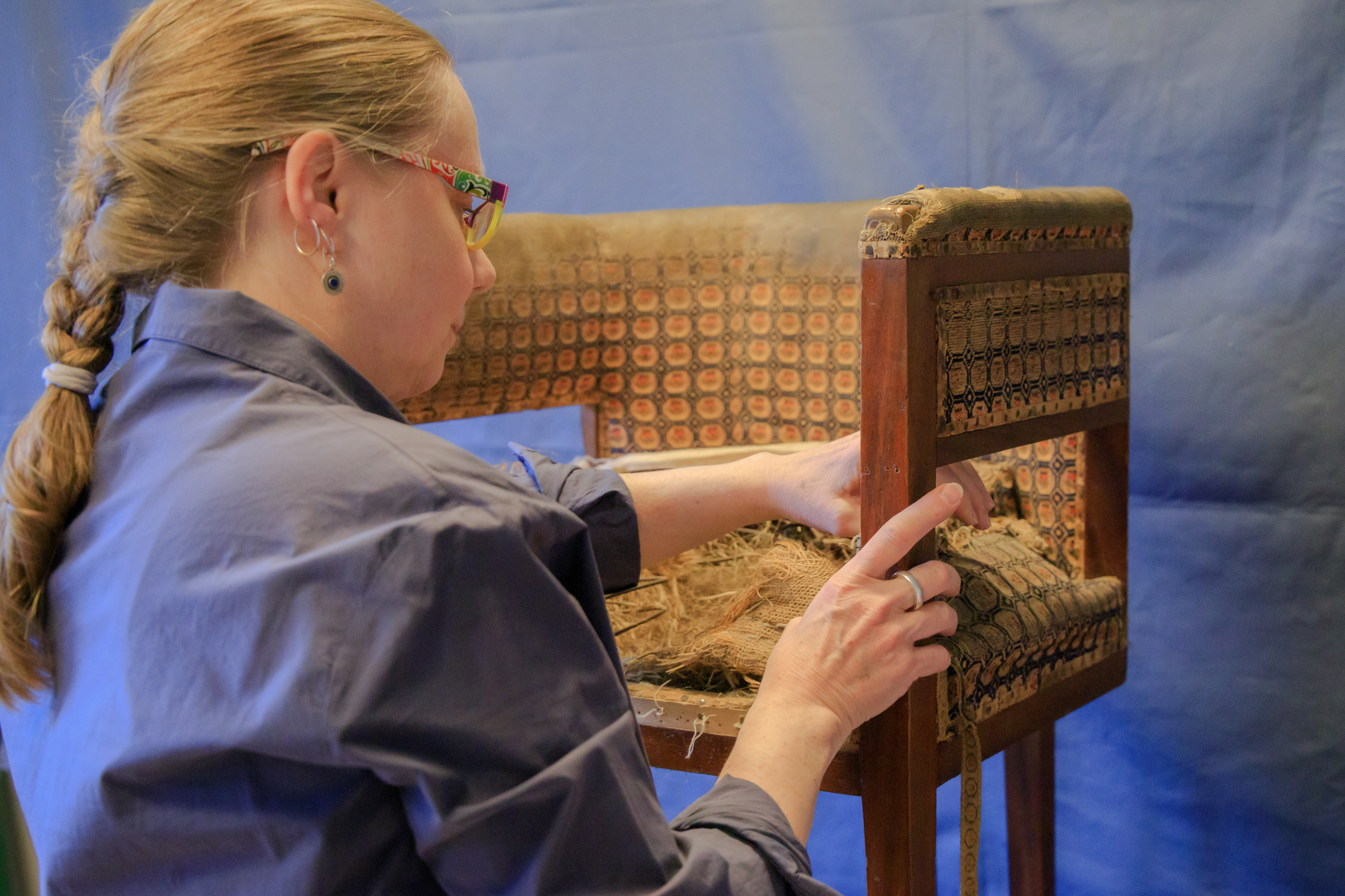 Silke Peukert w&auml;hrend ihrer Arbeit an dem Jugendstilstuhl Foto: © Kati Budniok