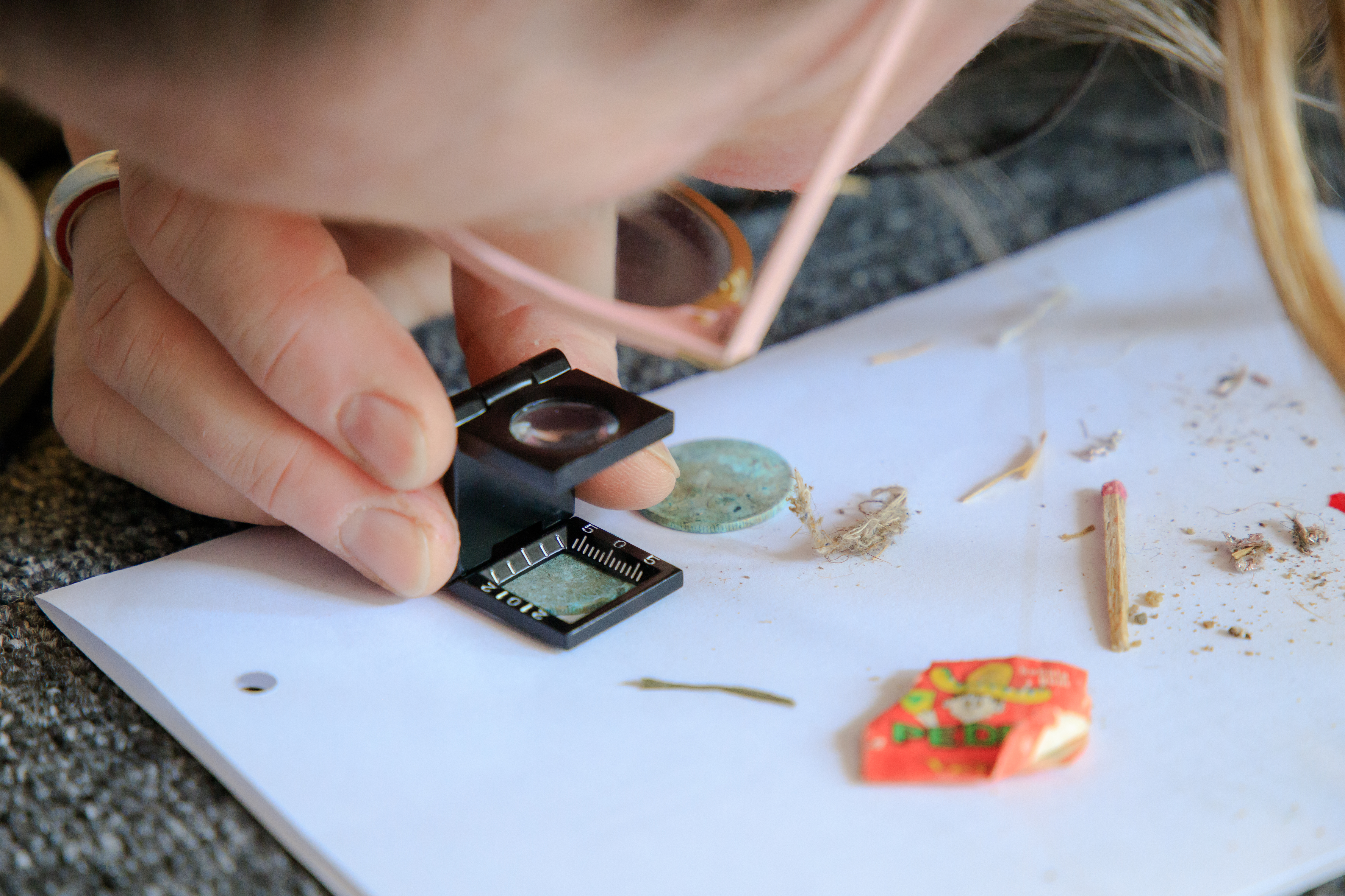 Im Stuhlinneren fanden sich unter anderem M&uuml;nzen und ein Kaugummipapier. Foto: © Kati Budniok