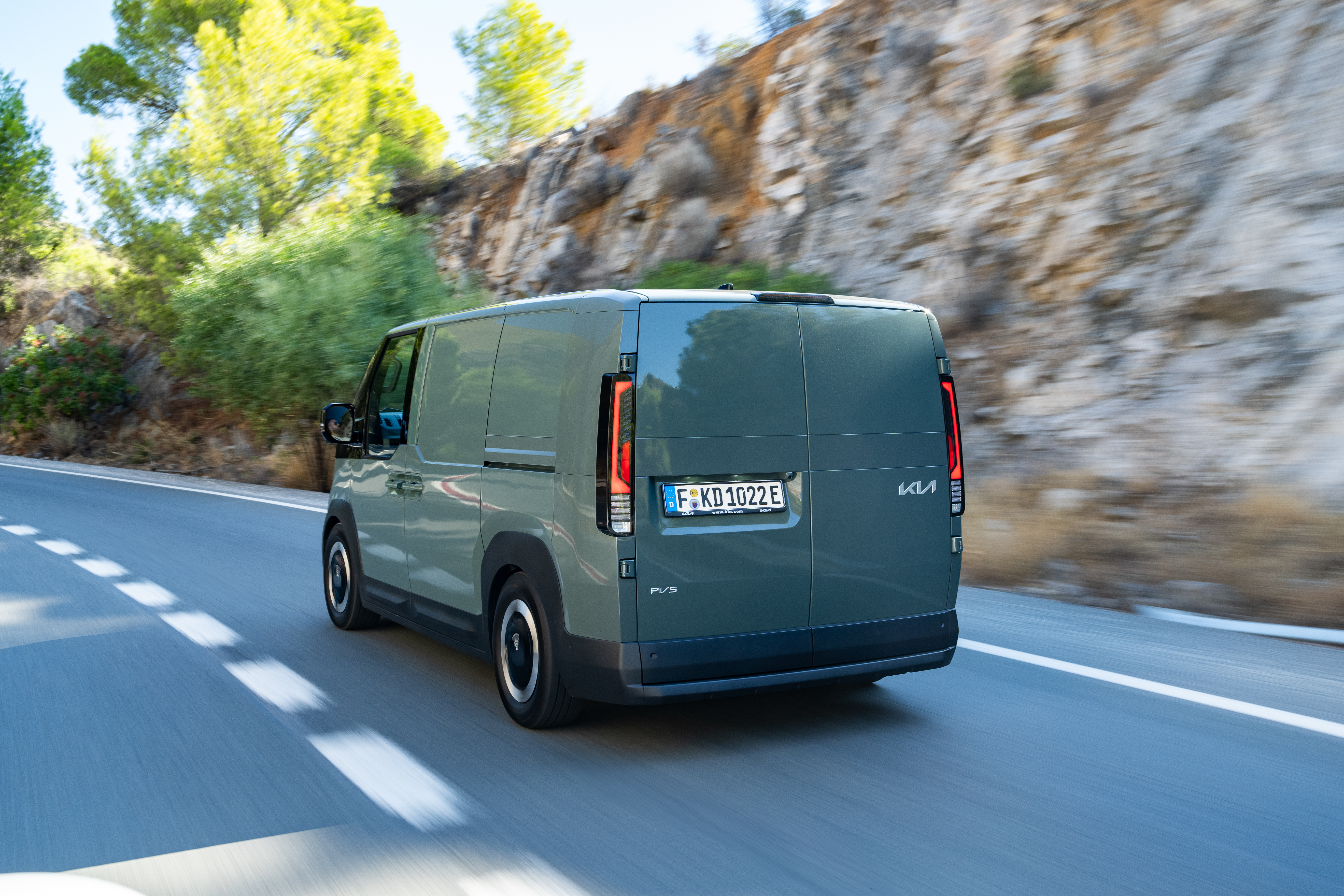 Je nach Ausf&uuml;hrung transportiert der Kia PV5 bis zu 790 kg in seinem 4,4 Kubikmeter gro&szlig;en Laderaum. Foto: © Kia