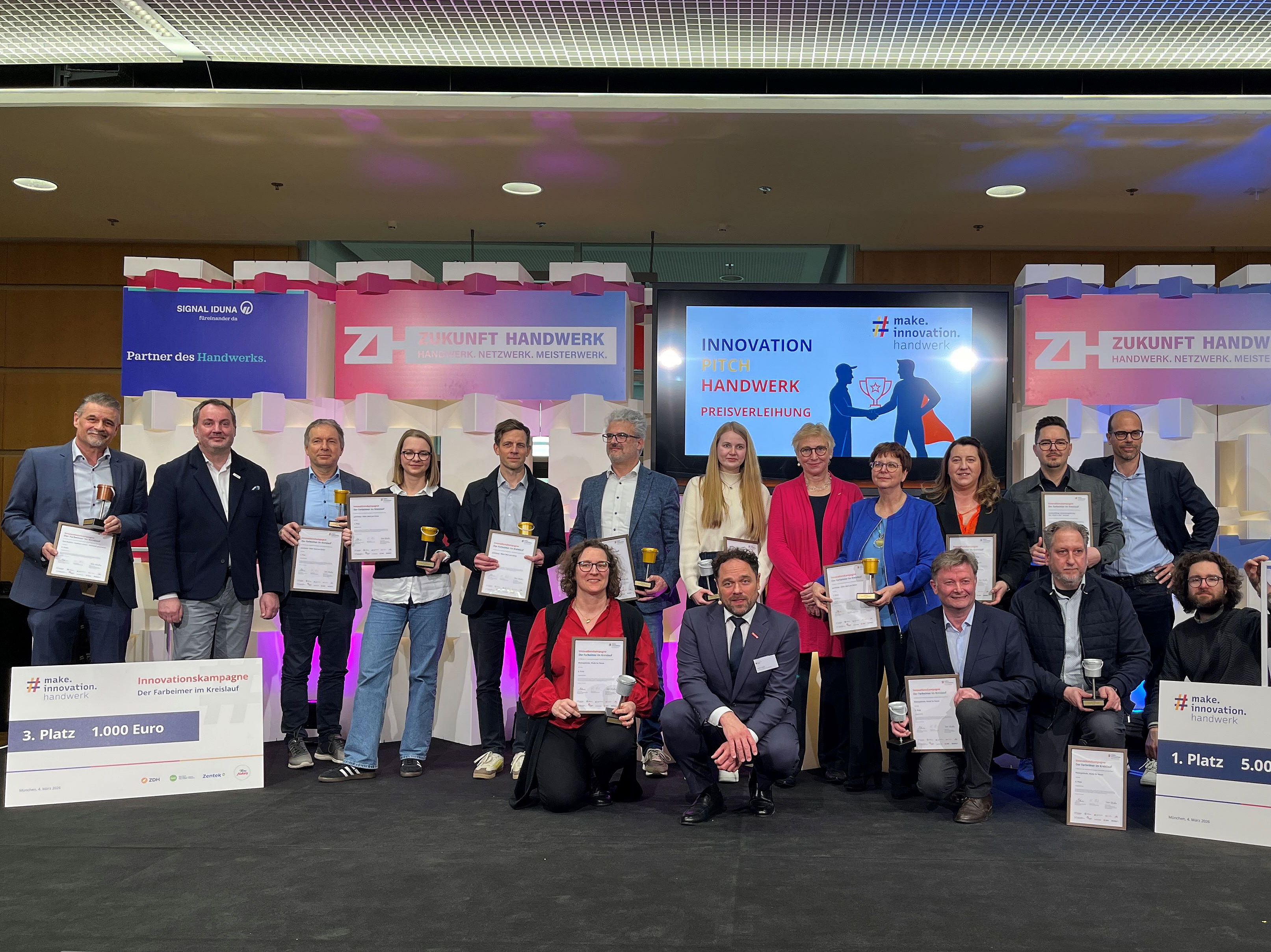 Vordere Reihe: Verena M&ouml;ller, Stephan Blank, Johann Nuart, Christian Rose, Felix Wieduwilt. Hintere Reihe: Andreas Zeitler, Guido M&uuml;ller, Achim Gibson, Johanna Barthold, Bastian von Lehsten, Jonas Poulissis-Schneider, Alina Rauschning, Kerstin Wiktor, Beate Bliedtner, Ramaela Zulic, Timur Cetinkaya, Luzius R&uuml;edi. Foto: © Mittelstand-Digital Zentrum Handwerk