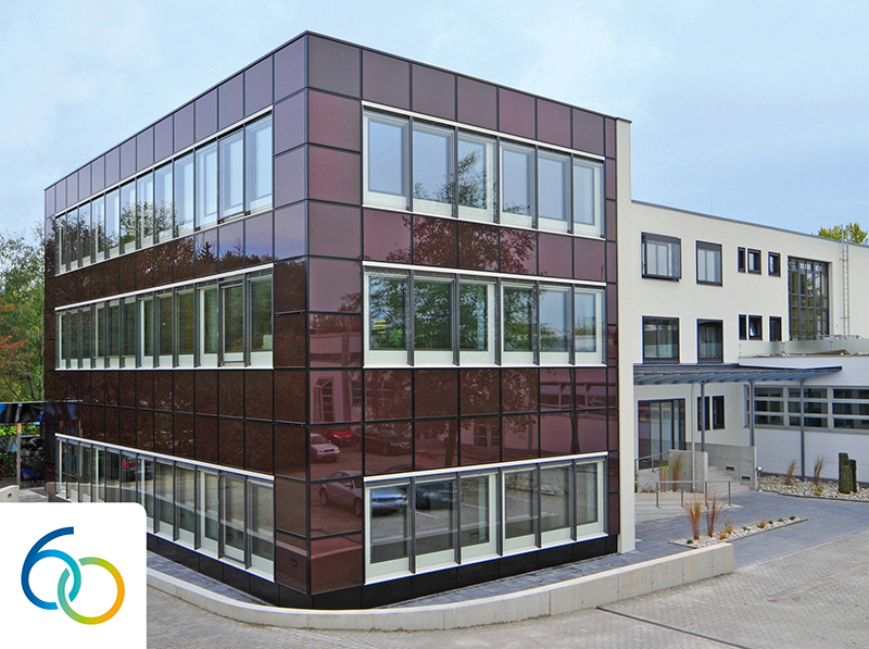 Das Hauptgeb&auml;ude des ift in Rosenheim wurde saniert und erweitert. Eine innovativer PV-Fassade wurde montiert. Foto: © ift Rosenheim