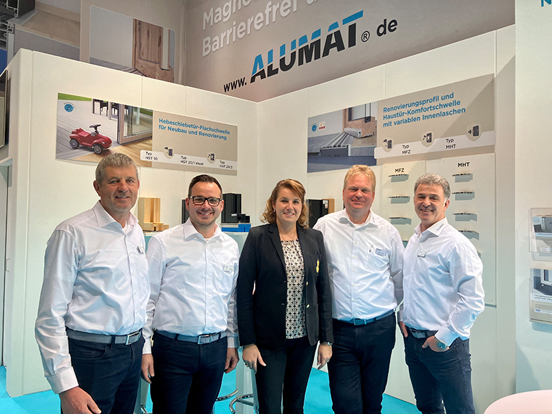 Geballte Beratungskompetenz: Gesch&auml;ftsf&uuml;hrerin Claudia Rager-Frey und das Team mit Stefan Anwander (nicht im Bild), Henning Hild, Stefan Gaschler, Thomas Pitzal, Christian Rager (v.l.) verbinden die N&auml;he zu den Fensterbaubetrieben mit dem unerm&uuml;dlichen Einsatz f&uuml;r Barriere- und Schwellenfreiheit. Foto: © Book Your Video