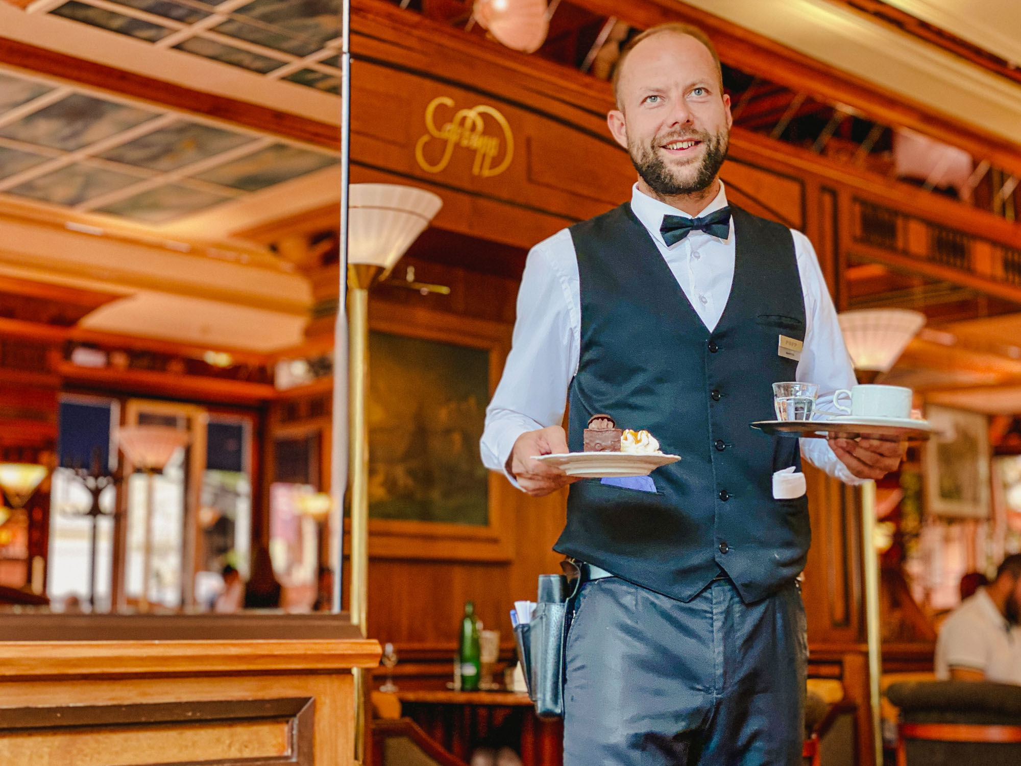 Ein St&uuml;ck Torte, eine Tasse Kaffee: Im Hotel Pupp geht es stilvoll zu. Foto: © Kirsten Rick