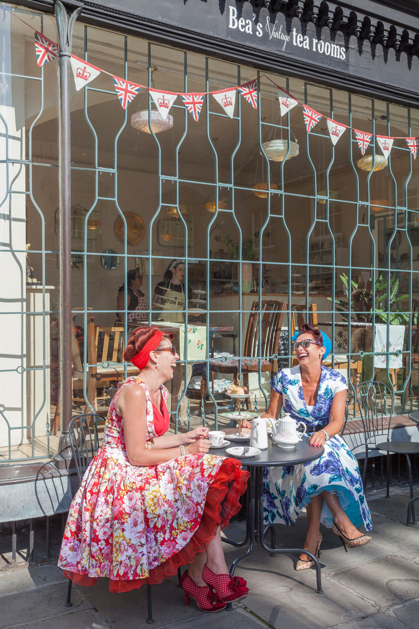 Sehen und gesehen werden, lautet das Motto. War fr&uuml;her das Kurhaus DER Treffpunkt, verabredet man sich heute auch mal im Swingkleid zum Kaffee. Foto: © Manfred Daams/Produktion: Petra Kroll