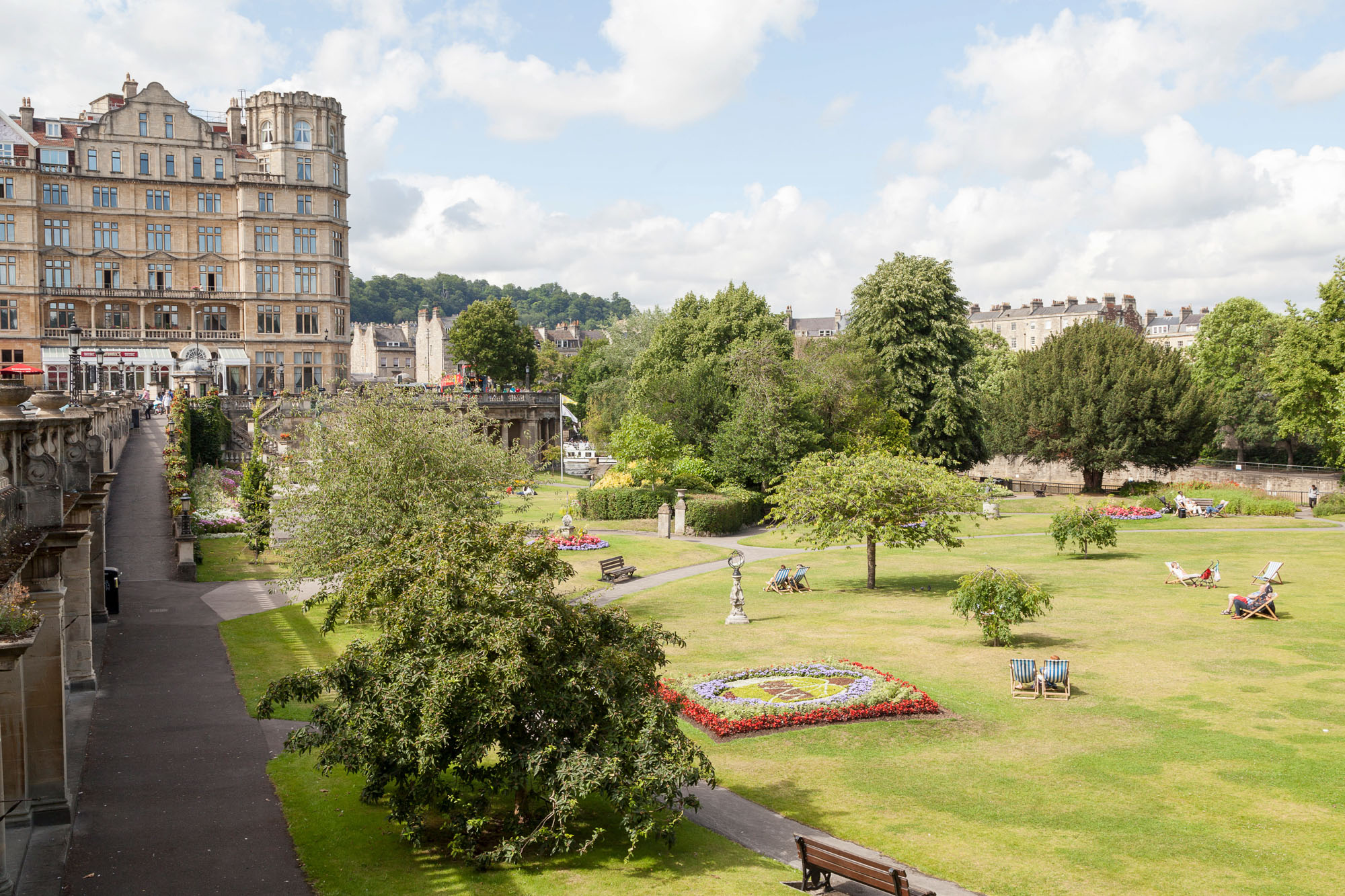 Die Stadt besitzt viele &ouml;ffentliche G&auml;rten, die w&auml;hrend des Kurbetriebs Mitte des 18. Jahrhunderts entstanden sind. Der gr&ouml;&szlig;te unter ihnen ist der Royal Victoria Park am Royal Crescent. Die Pulteney Bridge hingegen l&auml;sst sich am besten von den Parade Gardens aus bewundern. Der kleine Park liegt direkt am Fluss Avon und h&auml;lt f&uuml;r m&uuml;de Spazierg&auml;nger Liegest&uuml;hle bereit. Foto: © Manfred Daams/Produktion: Petra Kroll