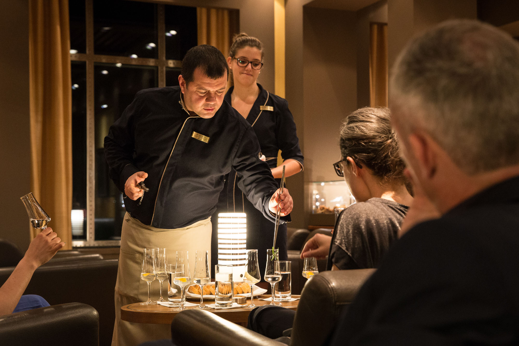 Die Ginverkostung geh&ouml;rt nicht zum Balance-Programm, der Boxworkshop bei Regina Halmich und Sven Ottke schon. Foto: © Susanne Baade für Hapag-Lloyd Cruises