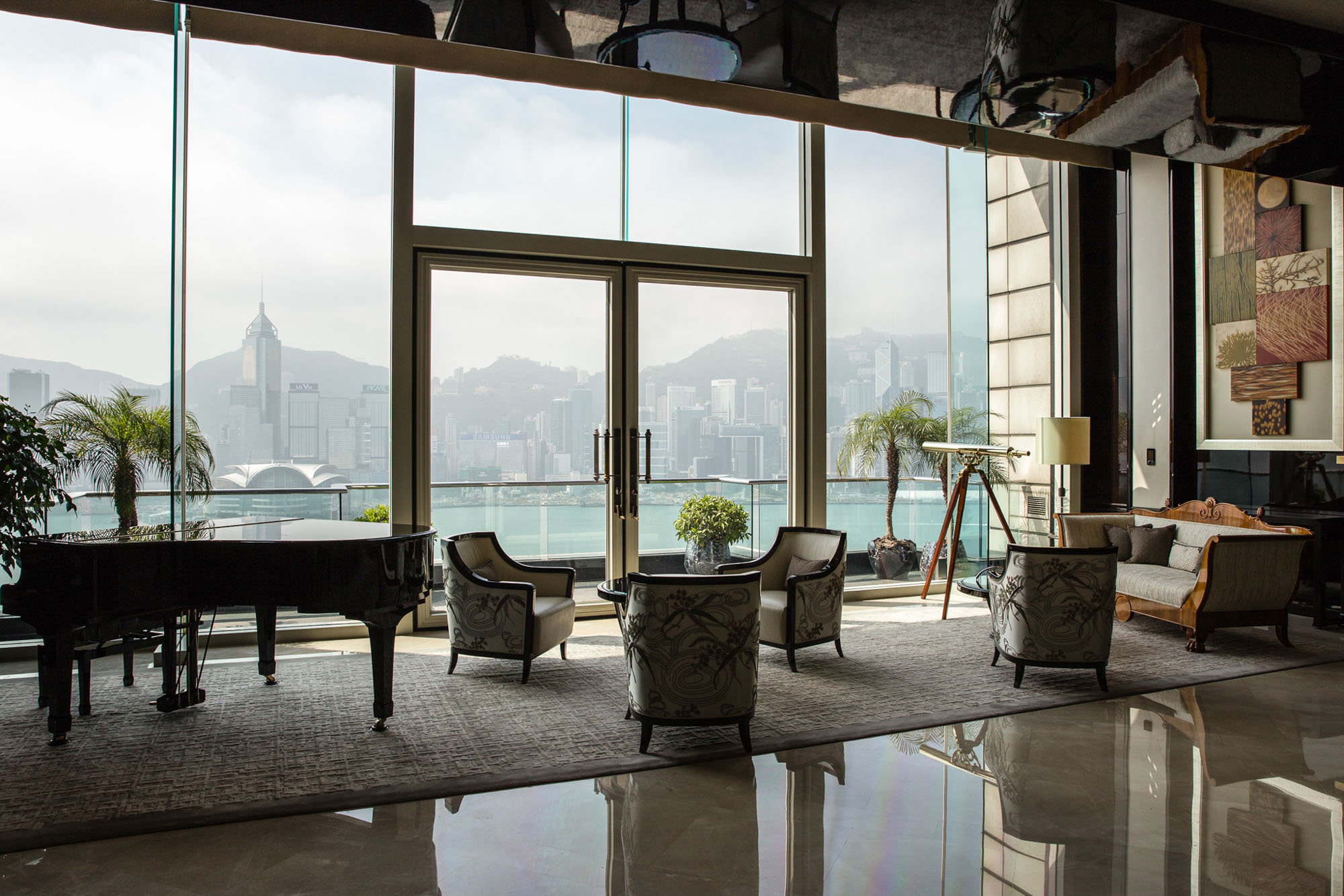 Die Penthouse-&shy;Suite des Peninsula Hotels mit Aussicht auf die Metropole Foto: © Susanne Baade für Hapag-Lloyd Cruises