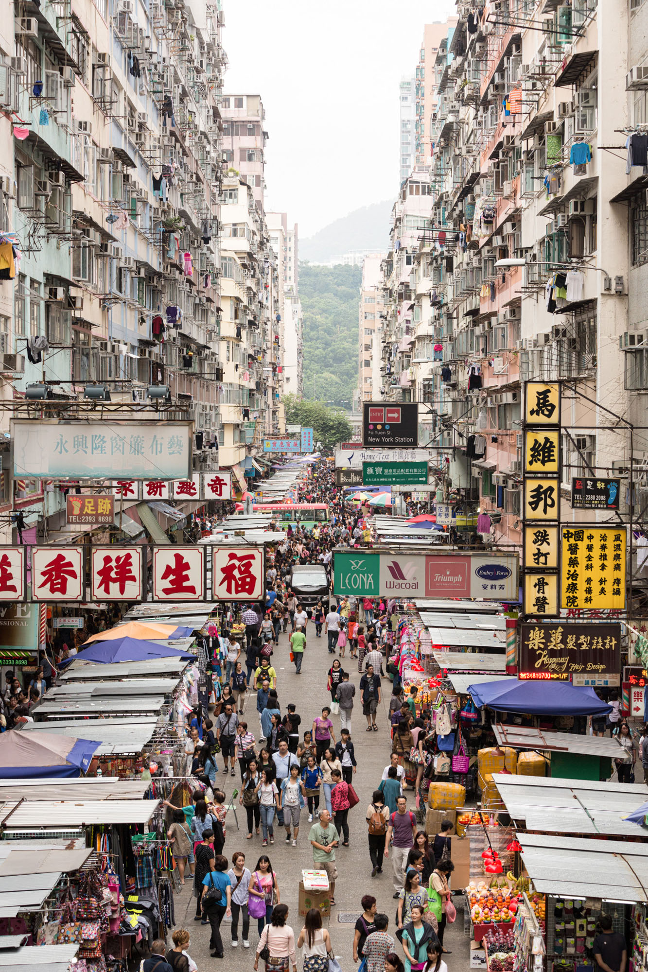 Buntes Treiben in einer Gesch&auml;ftsstra&szlig;e in Mong Kok, Hongkong. Foto: © SiStock.com/winhorse