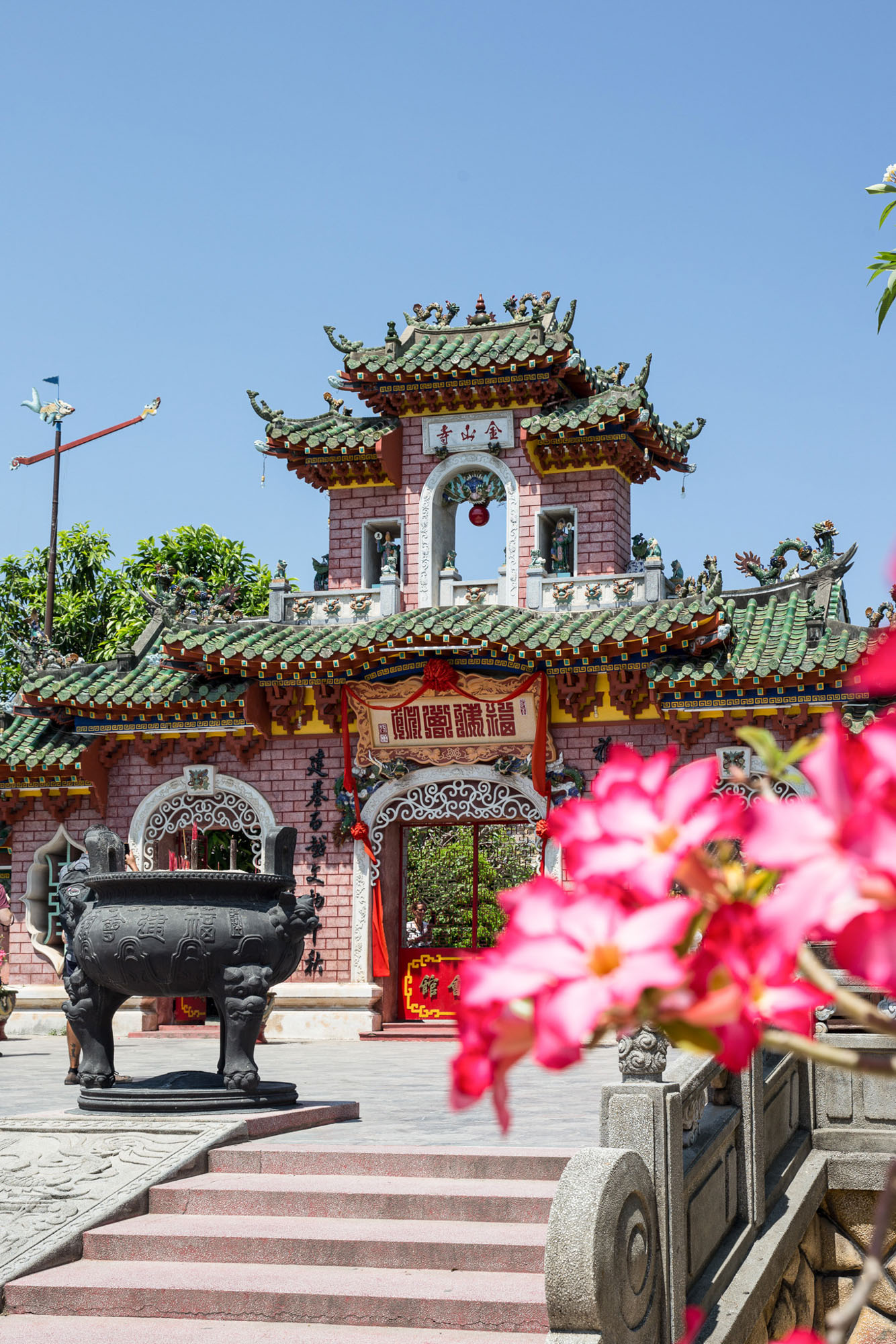 Der Tempel in Hoi An zieht sowohl Einheimische als auch Touristen an. Foto: © Susanne Baade für Hapag-Lloyd Cruises