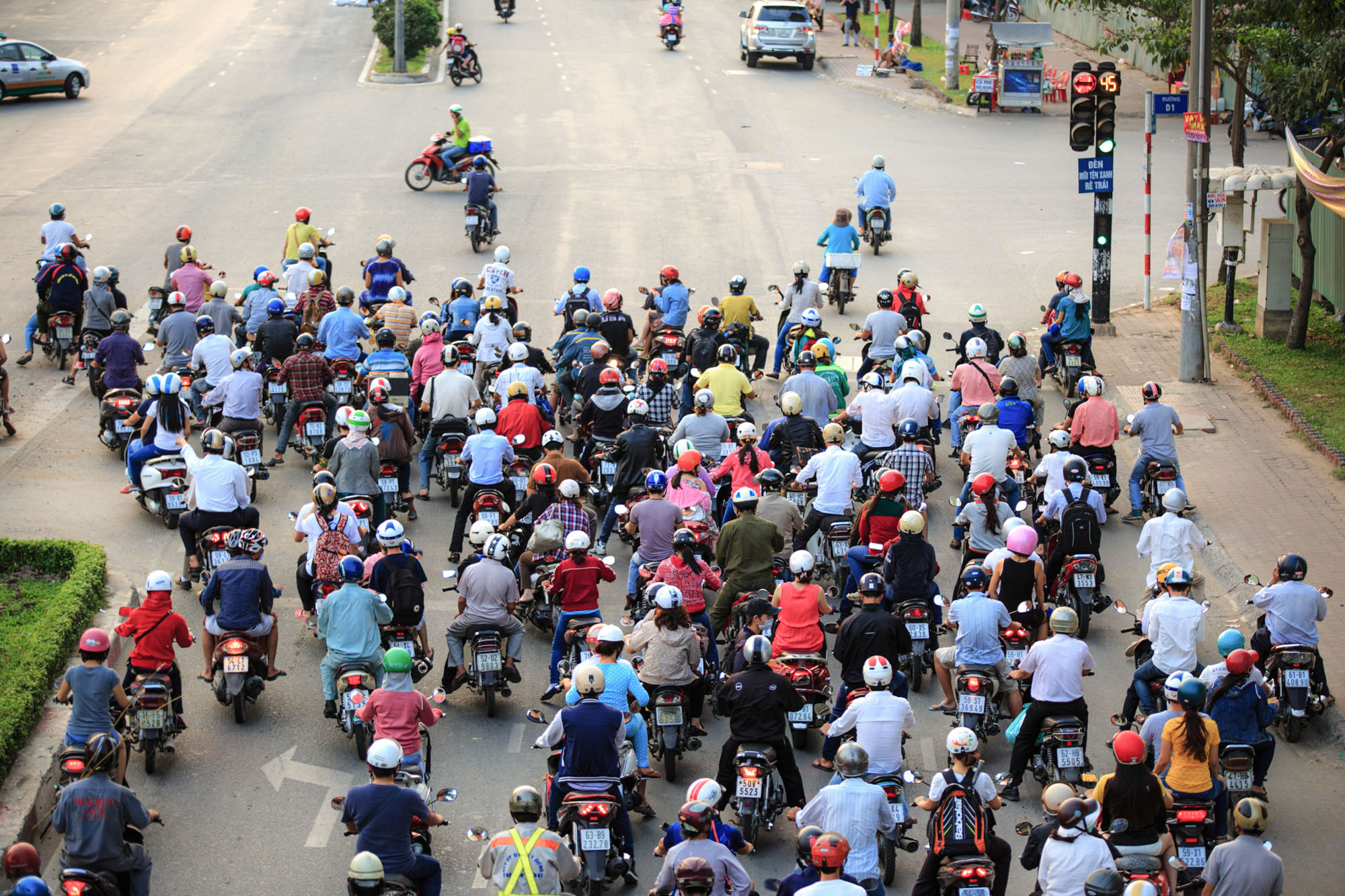 Noch ist die Ampel rot: Gerollt und &shy;geknattert wird in Schw&auml;rmen in &shy; Ho-Chi-Minh-Stadt. Foto: © iStock.com/Khoa Nguyen