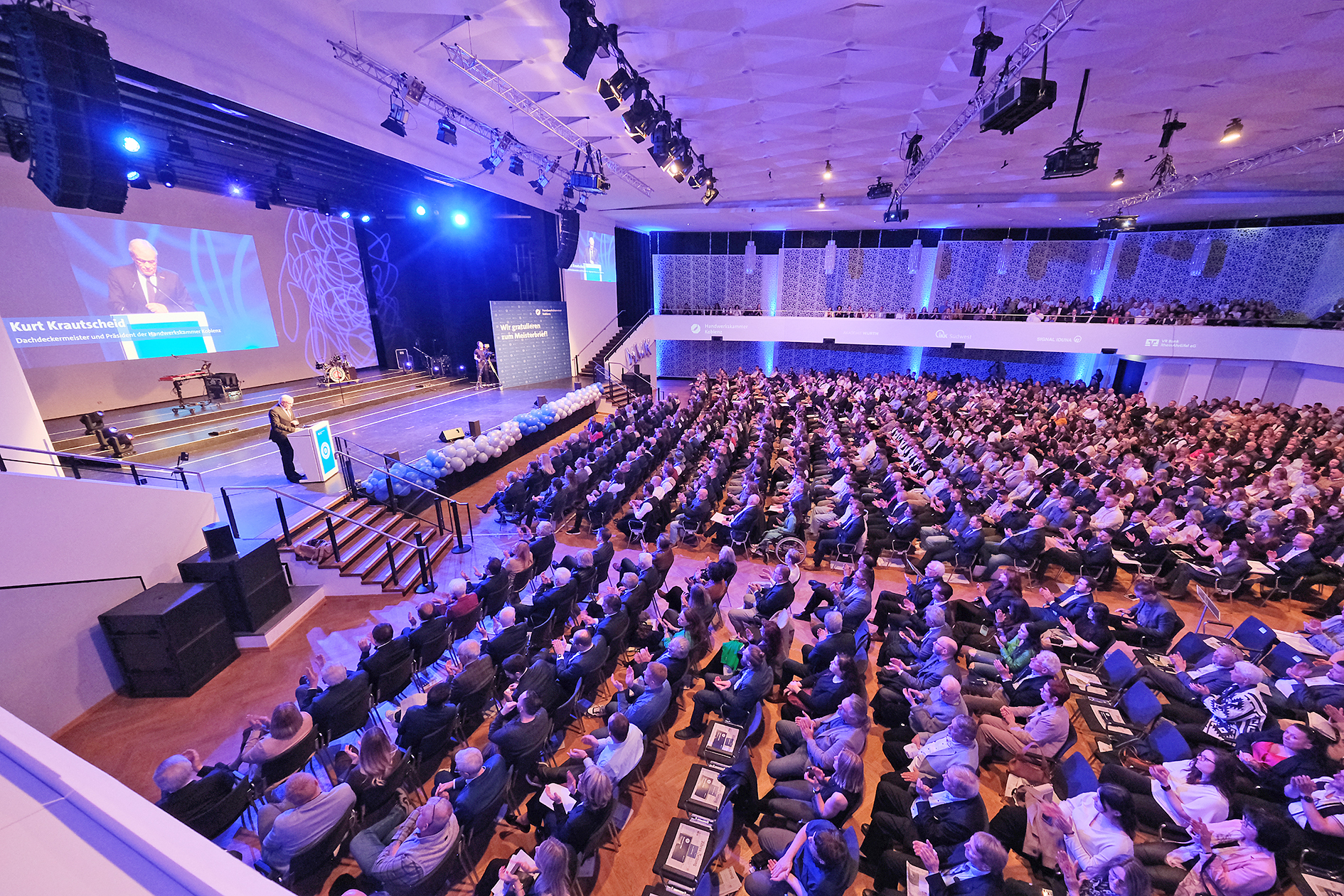 1.400 G&auml;ste kamen zur Meisterfeier der HwK Koblenz in die Rhein-Mosel-Halle und feierten 670 Jungmeisterinnen und Jungmeister aus 24 unterschiedlichen Handwerksberufen. Foto: © Michael Jordan