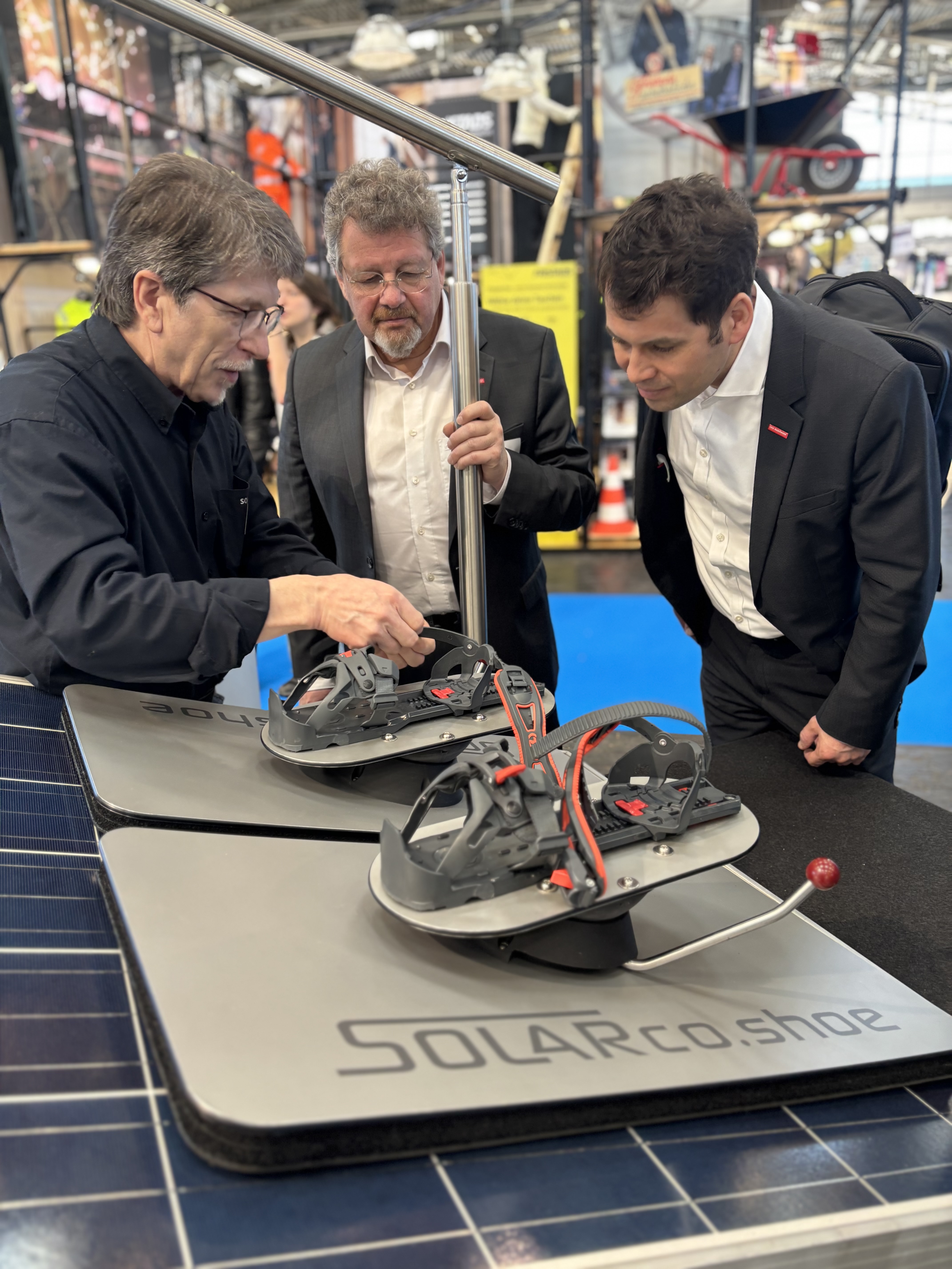 Dirk Fischer (Mitte) und Dr. Till Mischler (r.), Pr&auml;sident und Hauptgesch&auml;ftsf&uuml;hrer der HWK der Pfalz, mit Andreas Meyer. Foto: © Handwerkskammer der Pfalz