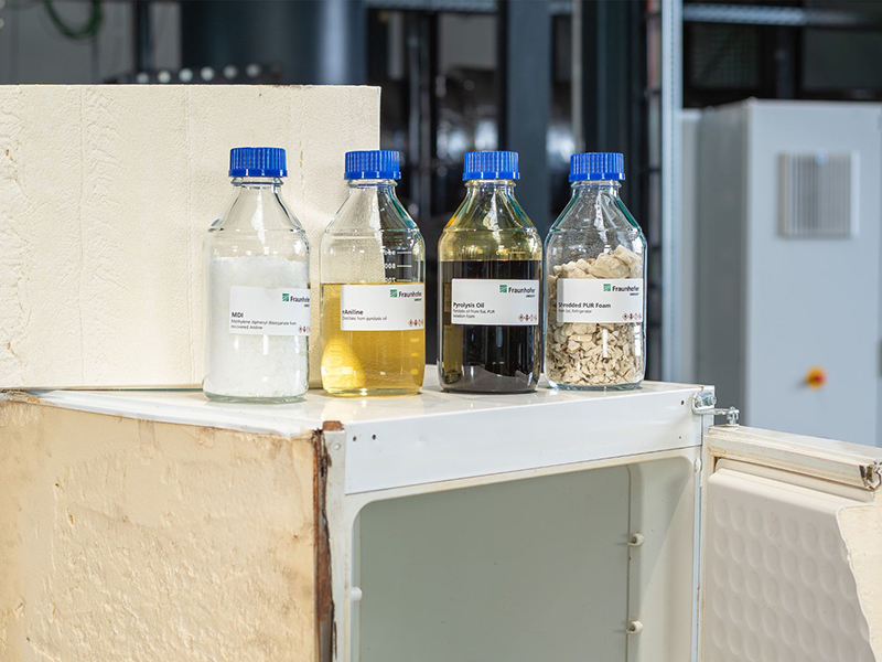 Aus Hartschaum-Abf&auml;llen (rechts) wird ein Pyrolyse&ouml;l (2. von rechts) erzeugt. Hieraus wird Anilin in gro&szlig;er Reinheit extrahiert (3. von rechts), welches als Rohstoff f&uuml;r MDI eingesetzt wird. MDI ist der wichtigste Rohstoff f&uuml;r Polyurethan-Sch&auml;ume. Foto: © Sabrina Bauer / Fraunhofer UMSICHT