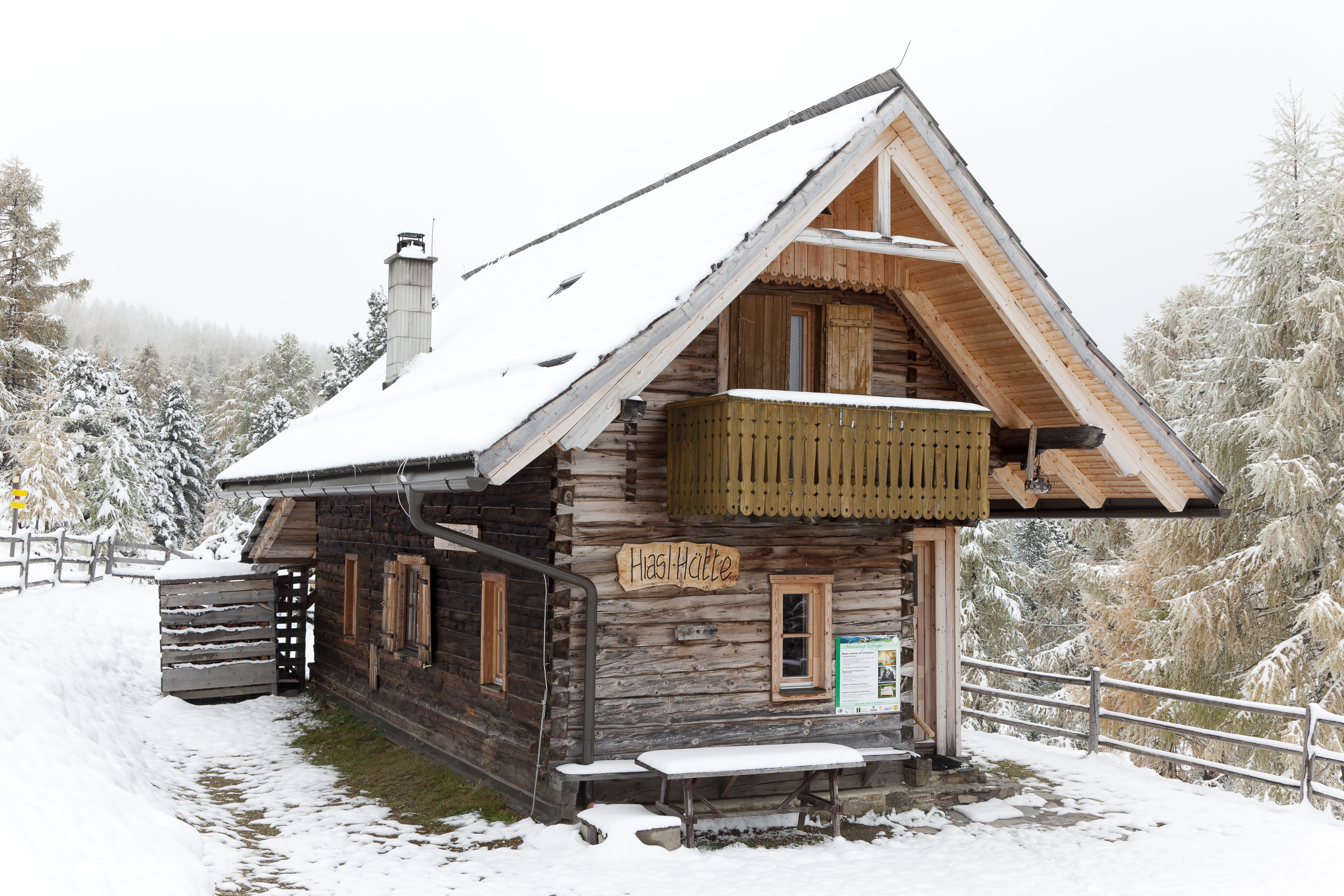In der urigen &raquo;Hiaslh&uuml;tte&laquo; k&ouml;nnen bis zu acht Personen &uuml;bernachten. Foto: © Petra Kroll