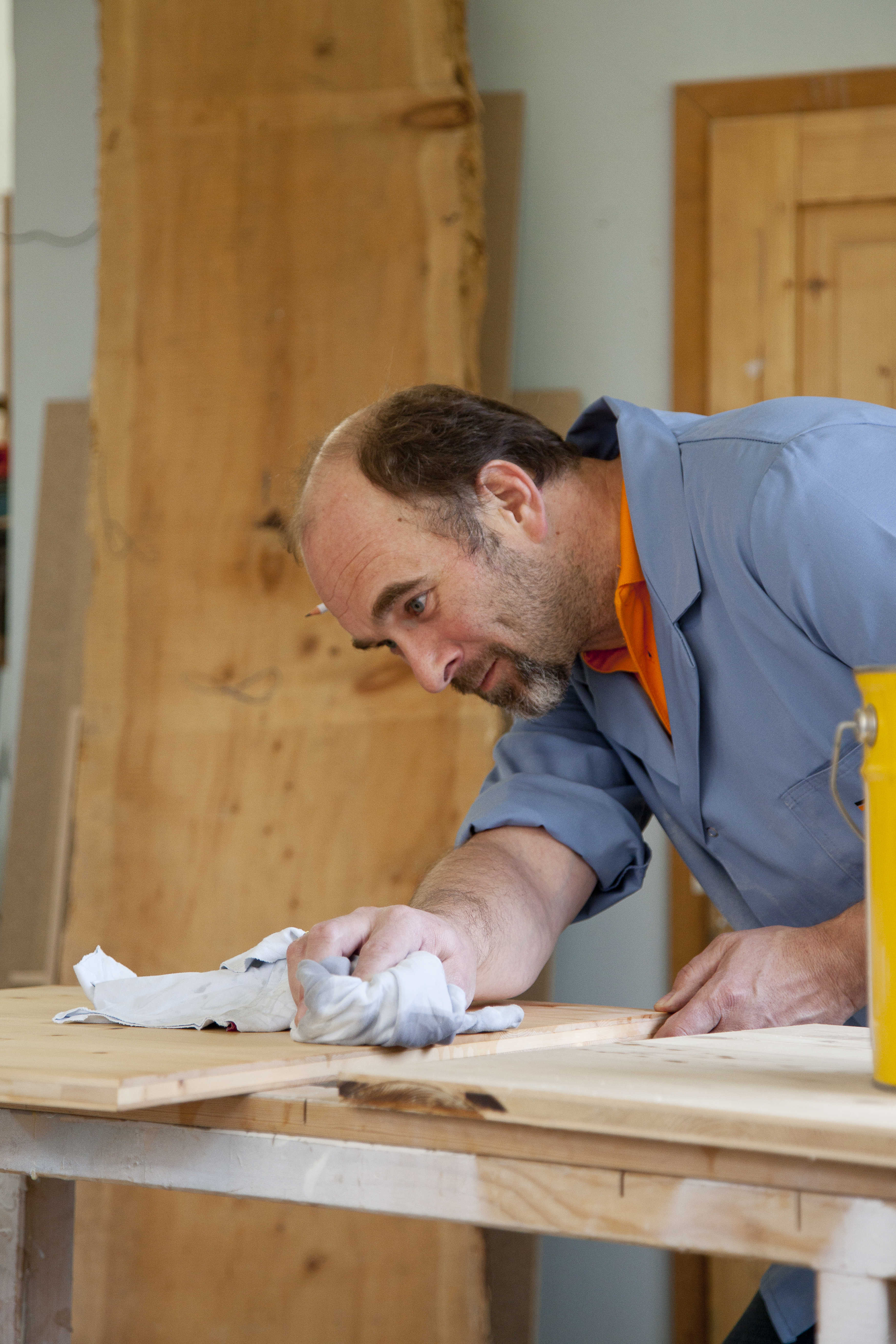 Der Zirbentischler sch&auml;tzt neben der sch&ouml;nen Maserung des Holzes auch seine geringe Neigung zum Rei&szlig;en. Foto: © Petra Kroll