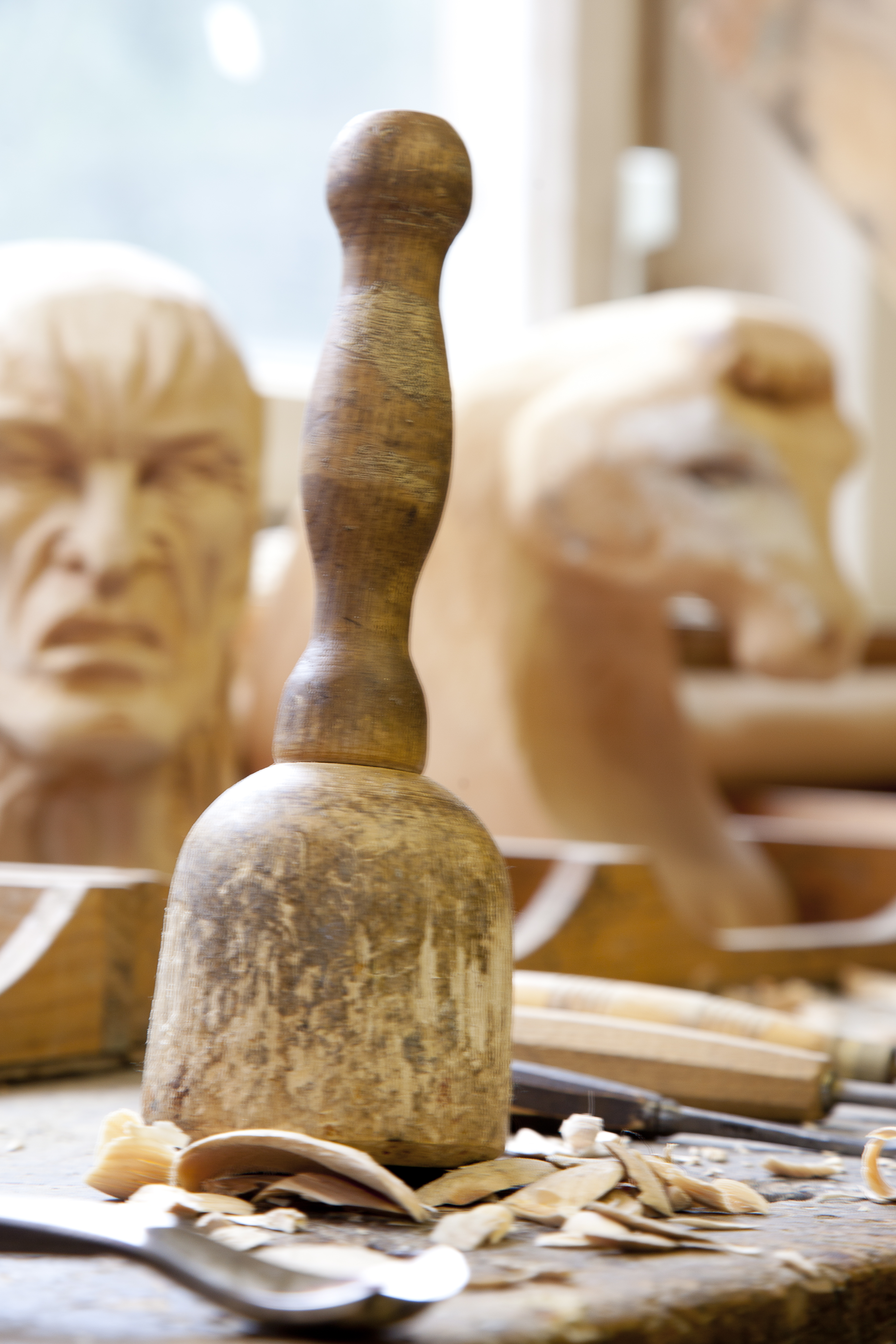 Weil es leicht zu bearbeiten ist, wird Zirbenholz gern f&uuml;r Schnitzereien genutzt. Foto: © Petra Kroll