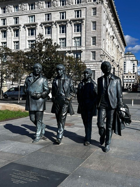 Die Bronzestatue der Beatles steht seit 2015 am Pier Head in Liverpool. Foto: © DHB