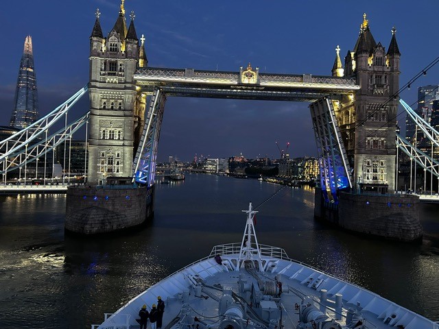 Ein eher seltener Anblick: die Tower Bridge &ouml;ffnet sich f&uuml;r die MS Hamburg. Foto: © DHB