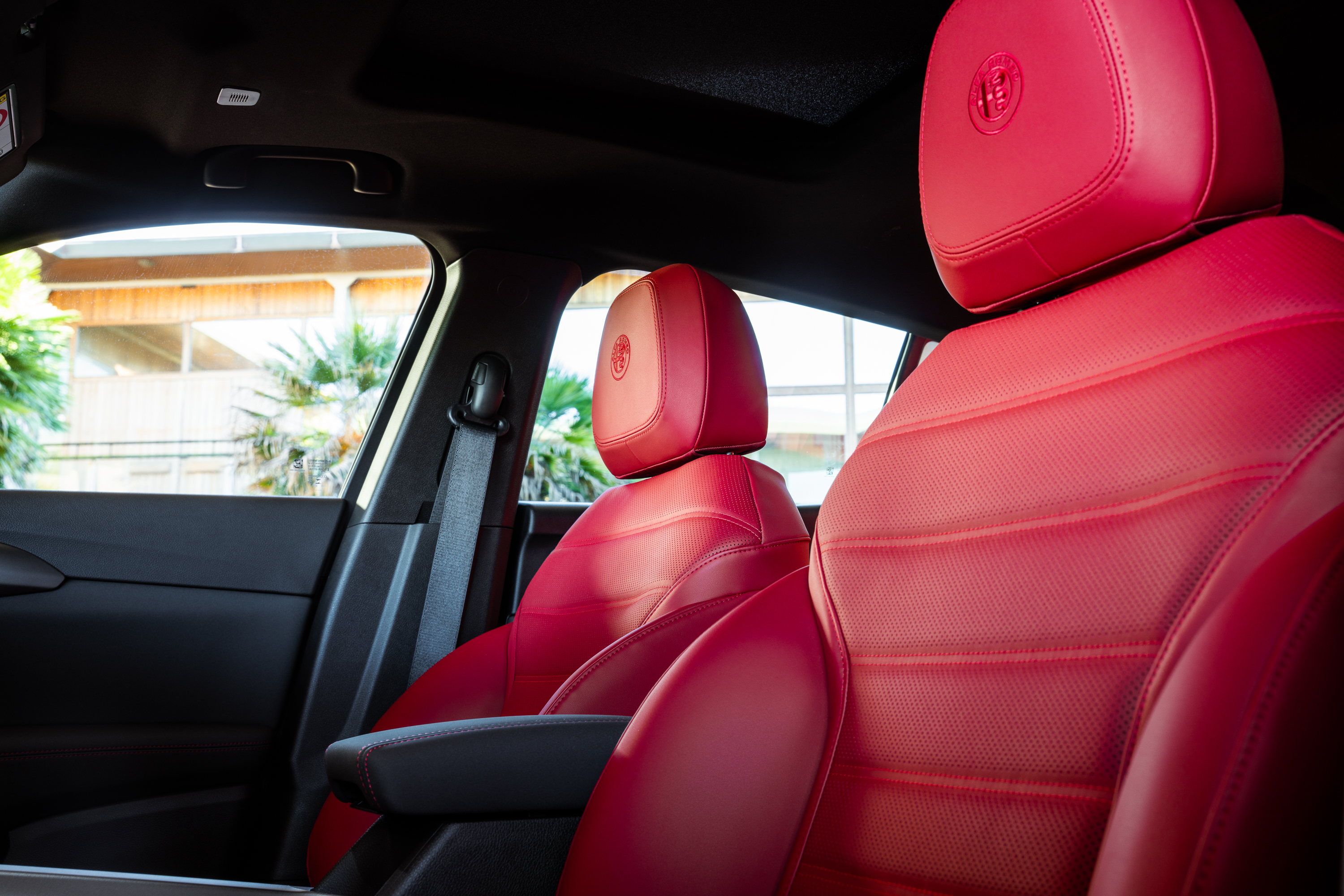Auf Wunsch l&auml;sst sich der Alfa mit roten Ledersitzen ausstatten. Foto: © Alfa Romeo