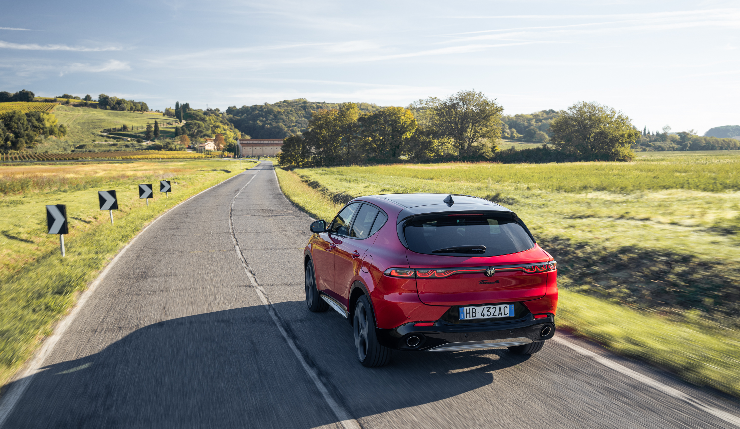 Der gefahrene Tonale Plug-in-Hybrid verf&uuml;gt nun &uuml;ber etwas weniger Leistung. Foto: © Alfa Romeo