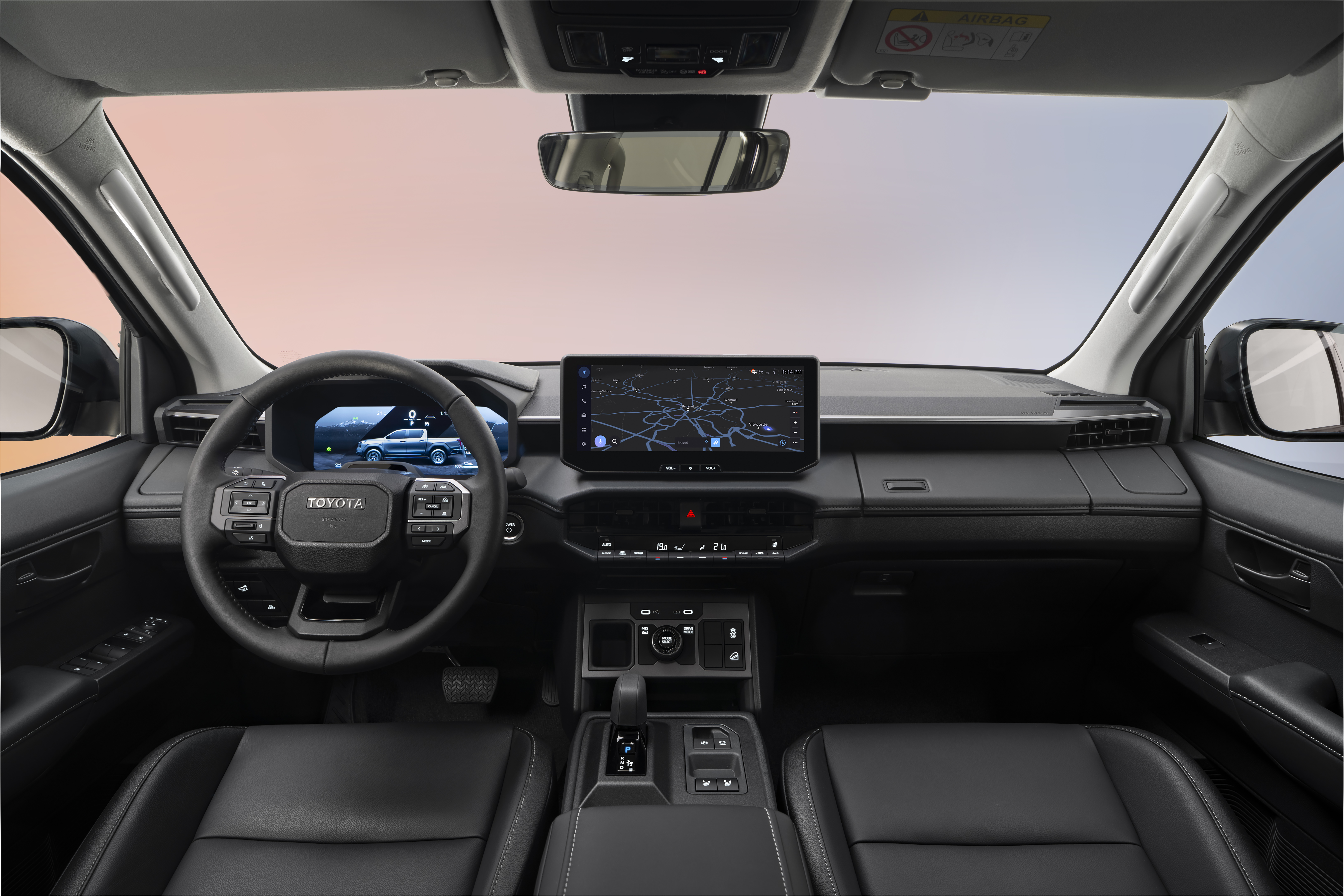 Mit zwei digitalen Displays ist das Cockpit im Hilux zeitgem&auml;&szlig;. Foto: © Toyota