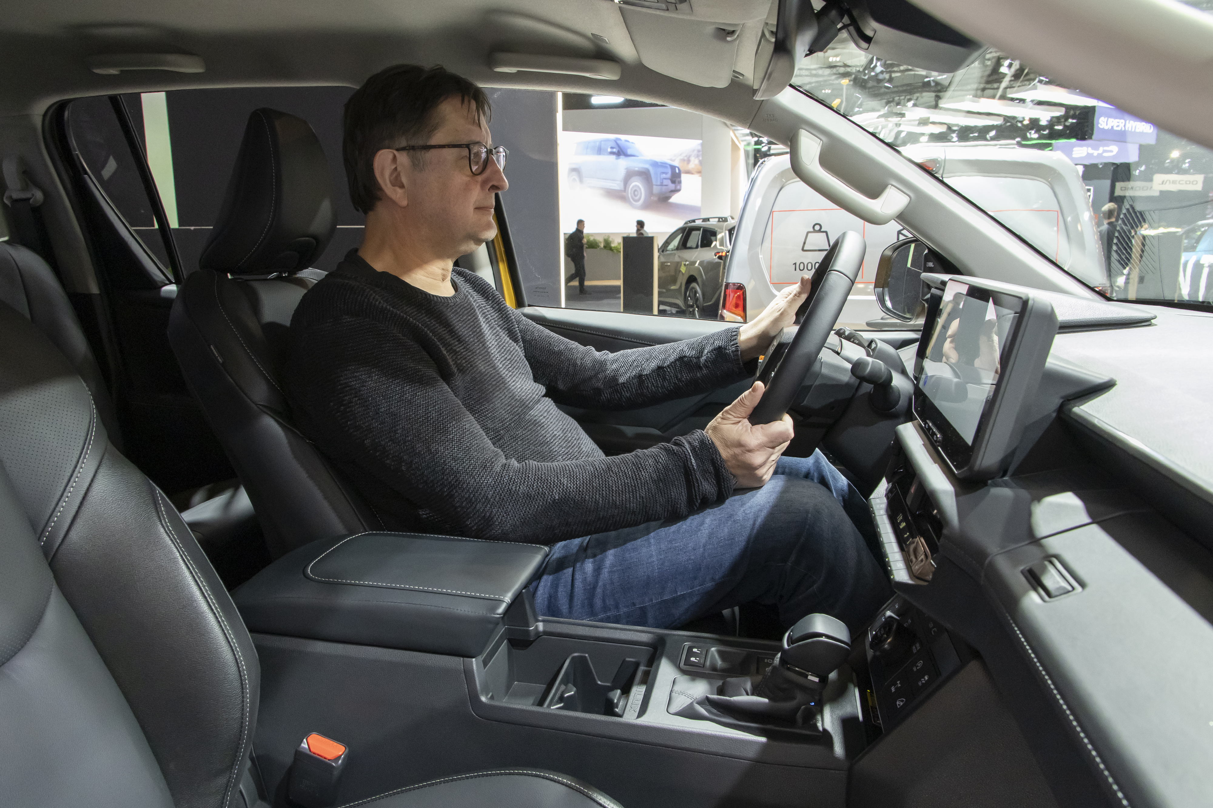 Innen pr&auml;sentiert sich der Hilux komfortabel und ger&auml;umig. Foto: © Toyota