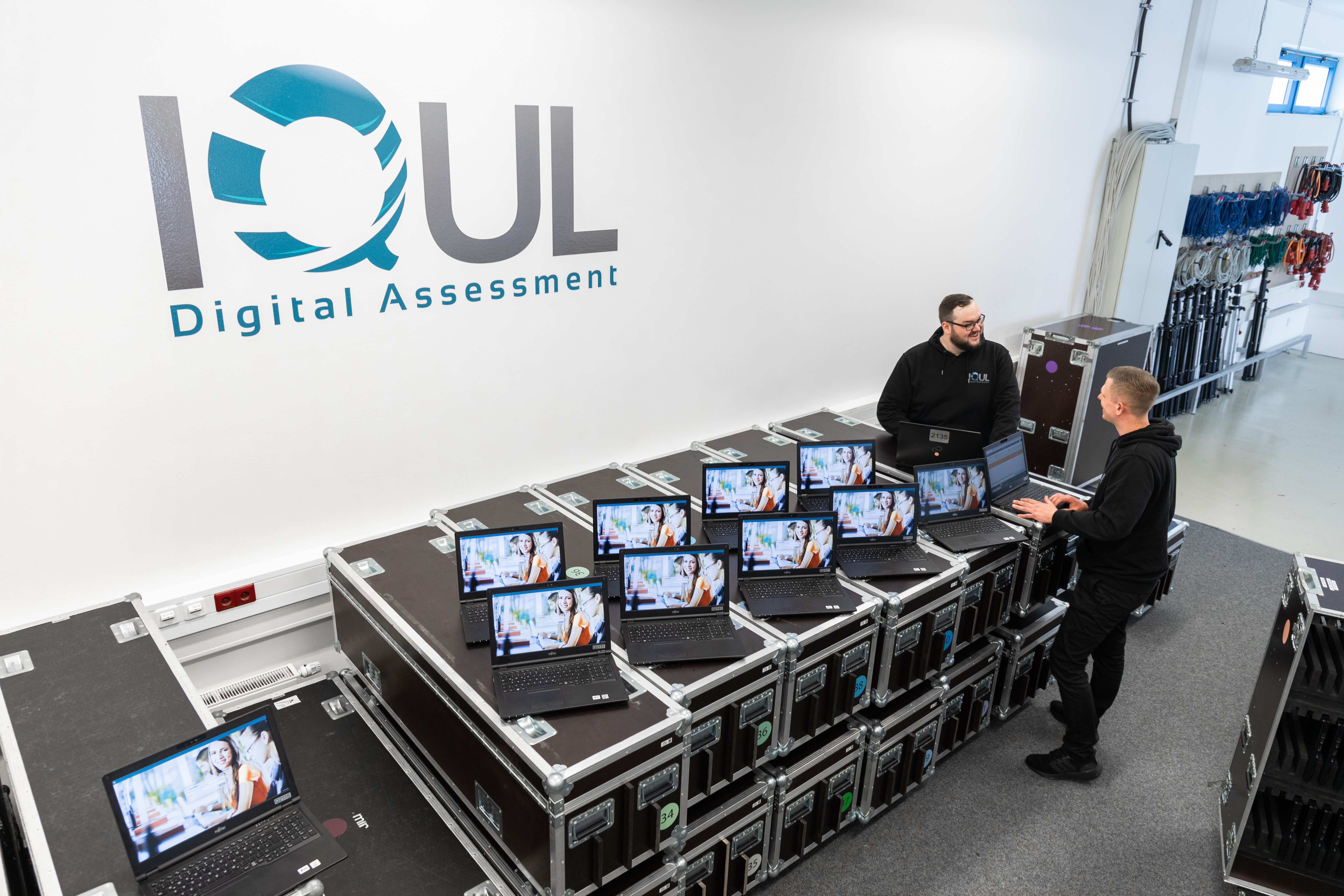 Beim Full Service stellt IQUL die komplette IT-Infrastruktur bereit. Rund 50 Laptops passen in eine Kiste. Foto: © IQUL