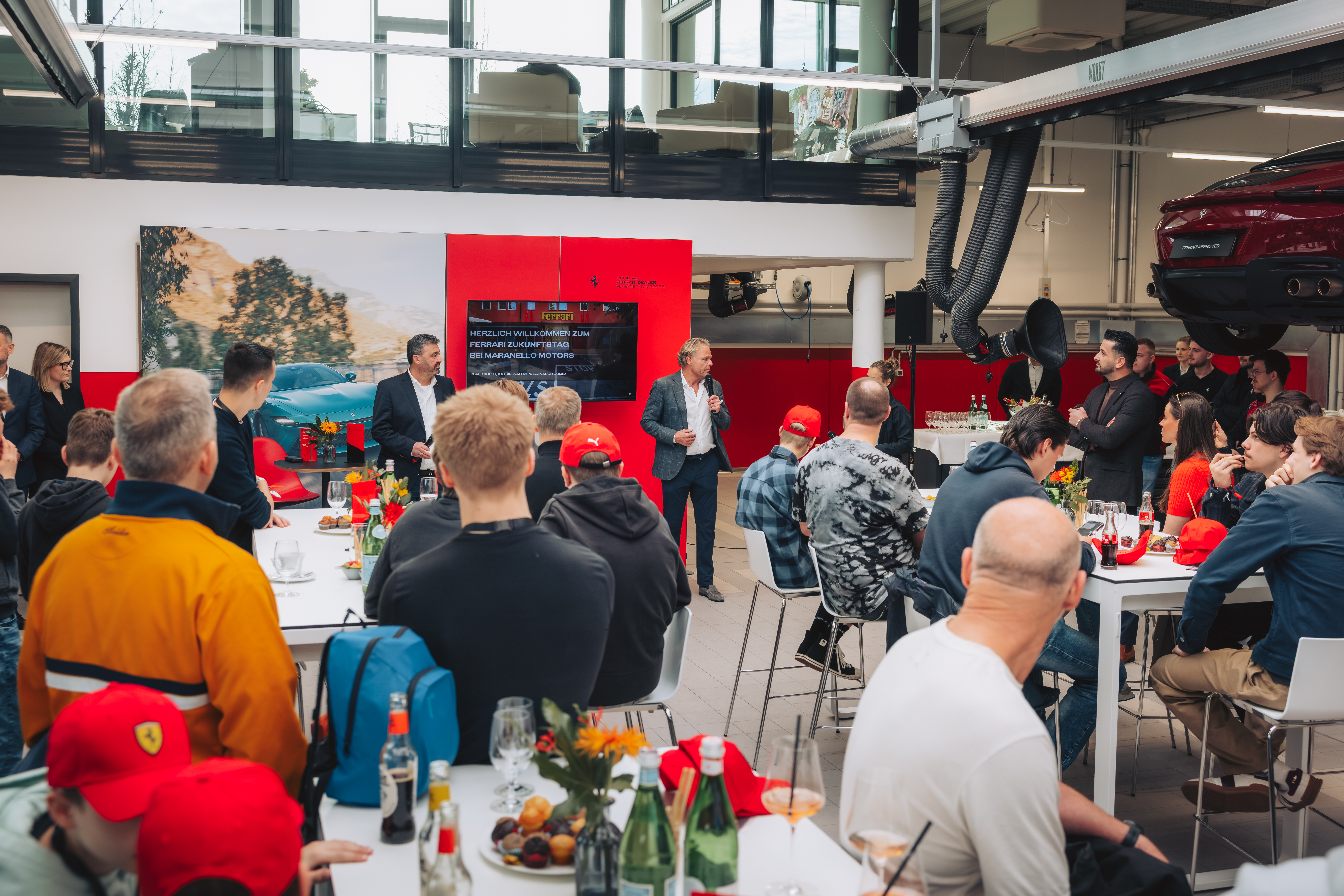 Gesch&auml;ftsf&uuml;hrer Klaus Kordt von Maranello Motors begr&uuml;&szlig;t die 70 G&auml;ste zum 3. Ferrari-Zukunftstag. Foto: © Maranello Motors GmbH