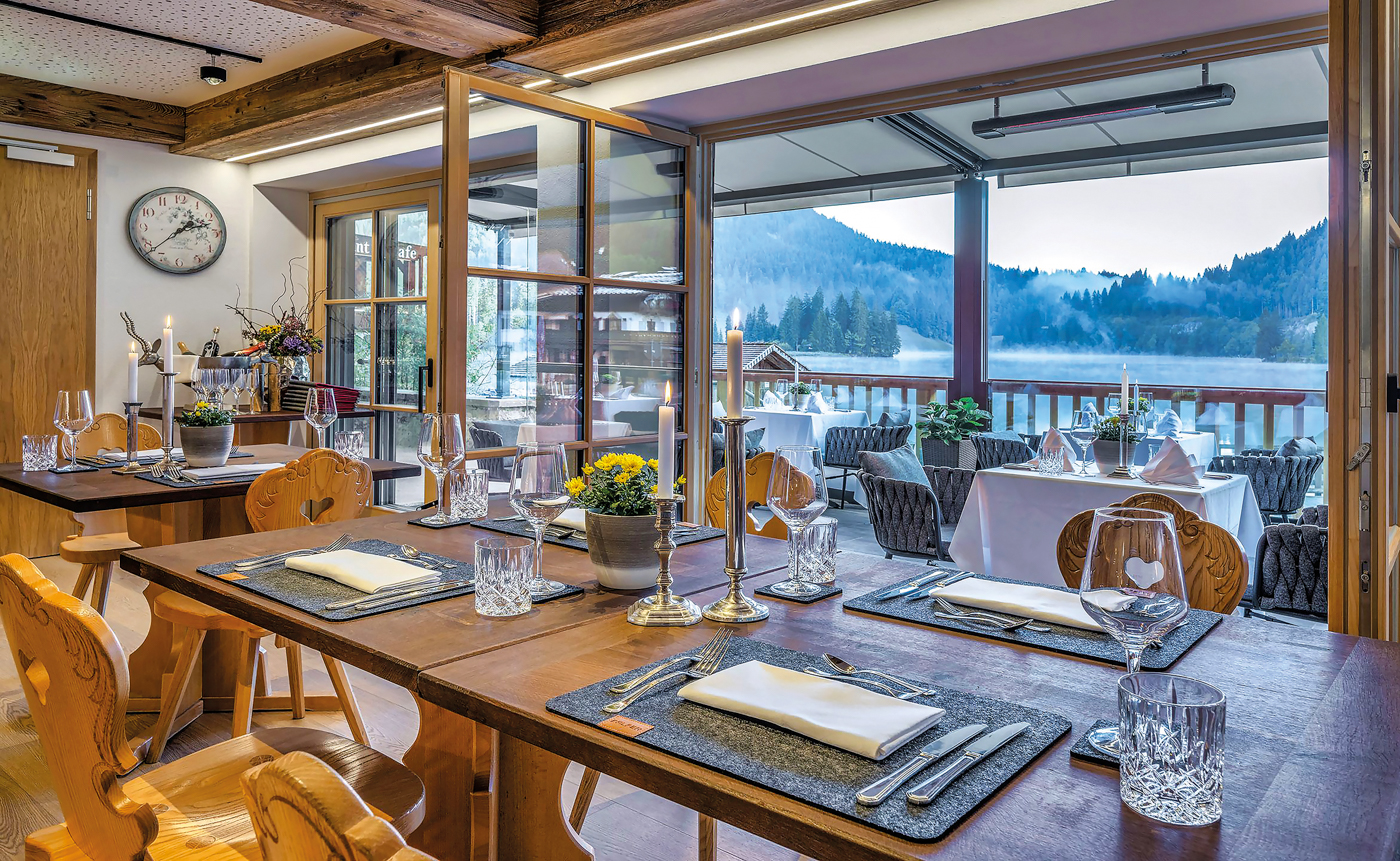 Systeme f&uuml;r W&auml;rme, Licht und Bel&uuml;ftung schaffen komfortable Aufenthaltsbereiche unter Terrassend&auml;chern oder in Winterg&auml;rten &ndash; wie hier beim Objekt Alte Wurzh&uuml;tte am Schliersee. Foto: © E.Biasi/Extremeline