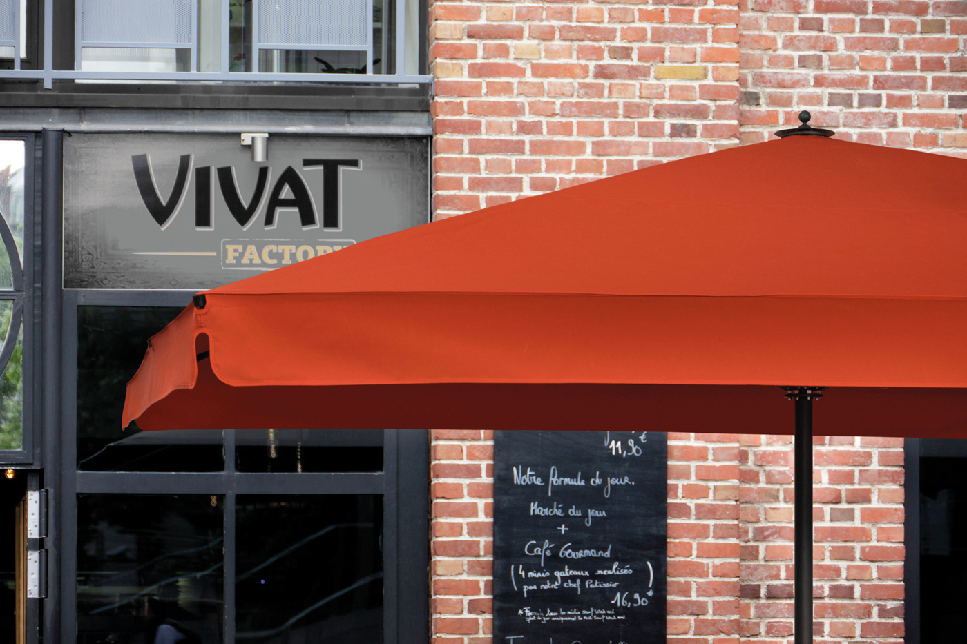 Ein optionaler Volant am Schirmdach erweitert die Verschattungsfl&auml;che und setzt optische Akzente. Optional kann dieser individuelle bedruckt und somit als zus&auml;tzliche Werbefl&auml;che verwendet werden. Foto: © Caravita