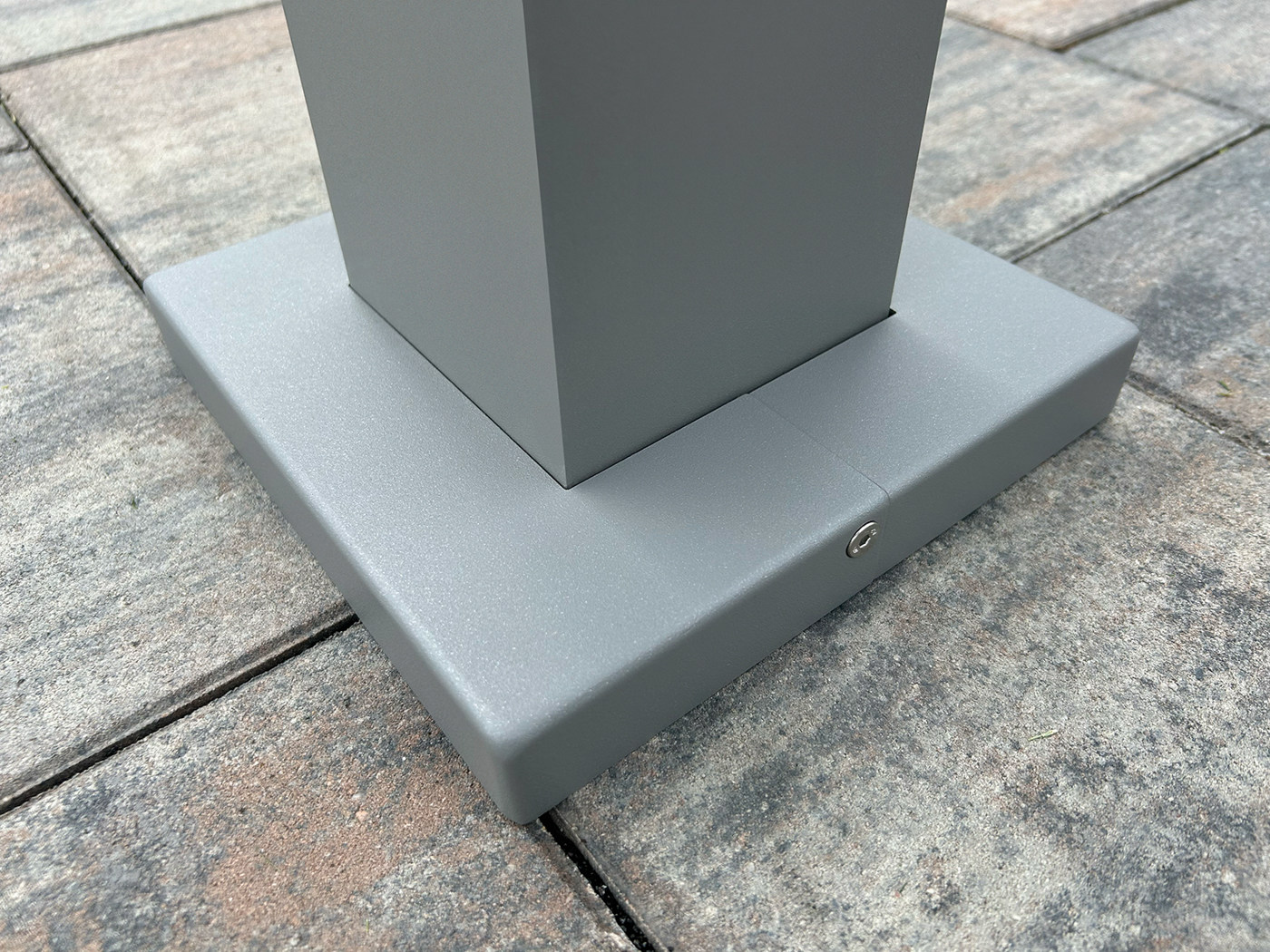 Eine neu konzipierte Abdeckkappe f&uuml;r die Bodenplatte sorgt f&uuml;r eine saubere, hochwertige Optik im Sockelbereich. Foto: © Nova Hüppe