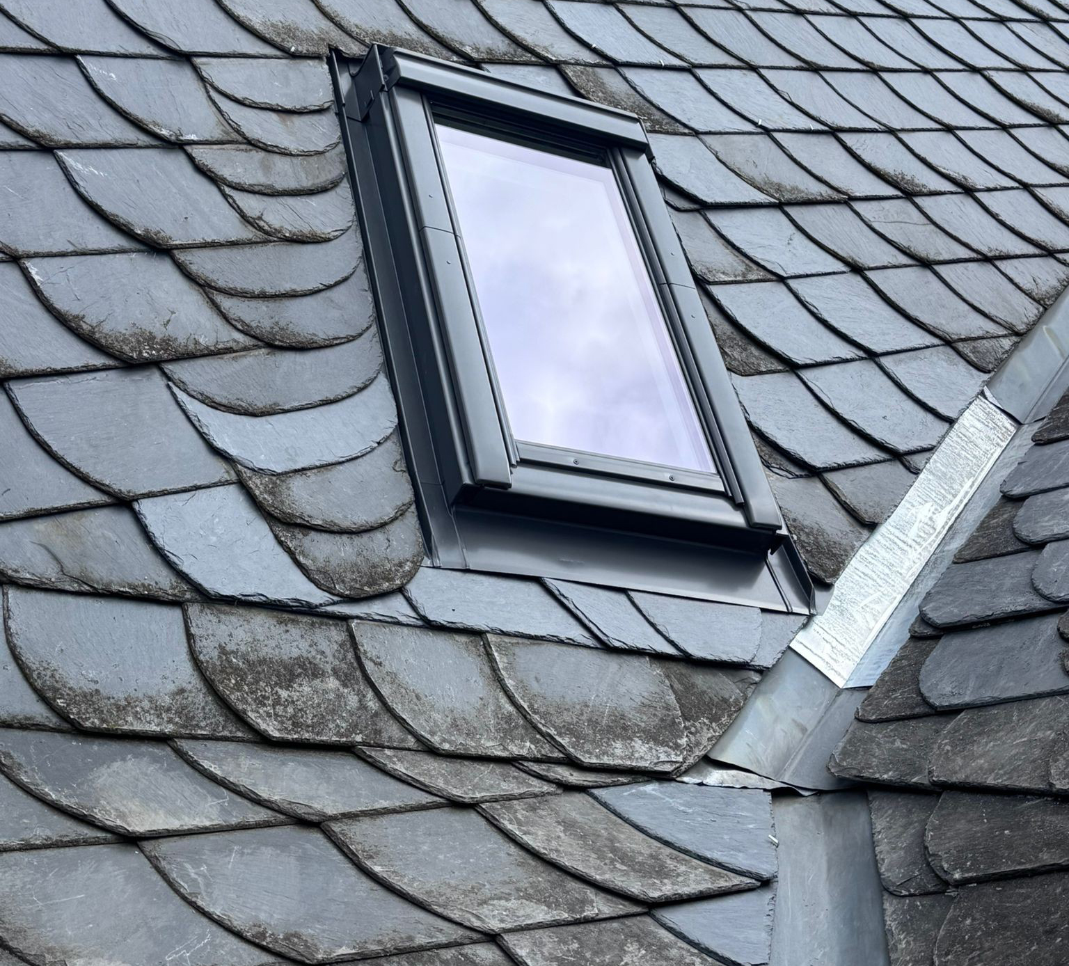 Zwei Mitarbeiter des Unternehmens aus Ochtendung waren einen Tag lang besch&auml;ftigt, haben das defekte Material ausgetauscht und das Dach wieder fachm&auml;nnisch verschlossen, nachdem zuvor der Einschlag eines Meteoritenfragments ein fu&szlig;ballgro&szlig;es Loch verursacht hatte. Foto: © Bartkowiak-Bedachungen / Robert Bartkowiak