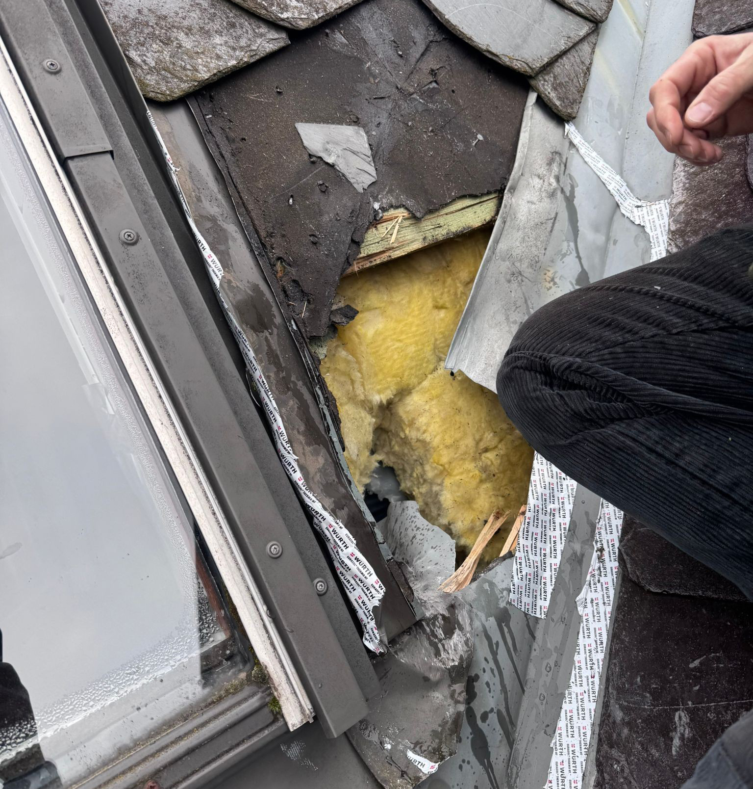 Diesen Schaden fand der Dachdeckermeister bei der ersten Begutachtung vor: Die Fragmente des Meteoriten hatten die Schiefereindeckung auf dem Dach in Koblenz-G&uuml;ls durchschlagen und dann das Holzgeb&auml;lk, die D&auml;mmung und innen die Holzvert&auml;felung als Wandverkleidung sowie Fliesen zerst&ouml;rt. Auch das angrenzende Fenster wurde am Rahmen besch&auml;digt. Foto: © Bartkowiak-Bedachungen / Robert Bartkowiak