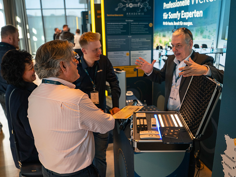 An den unterschiedlichen Plazas konnten sich die Experten &uuml;ber die neuen Produkt- und Serviceangebote informieren. Foto: © Somfy