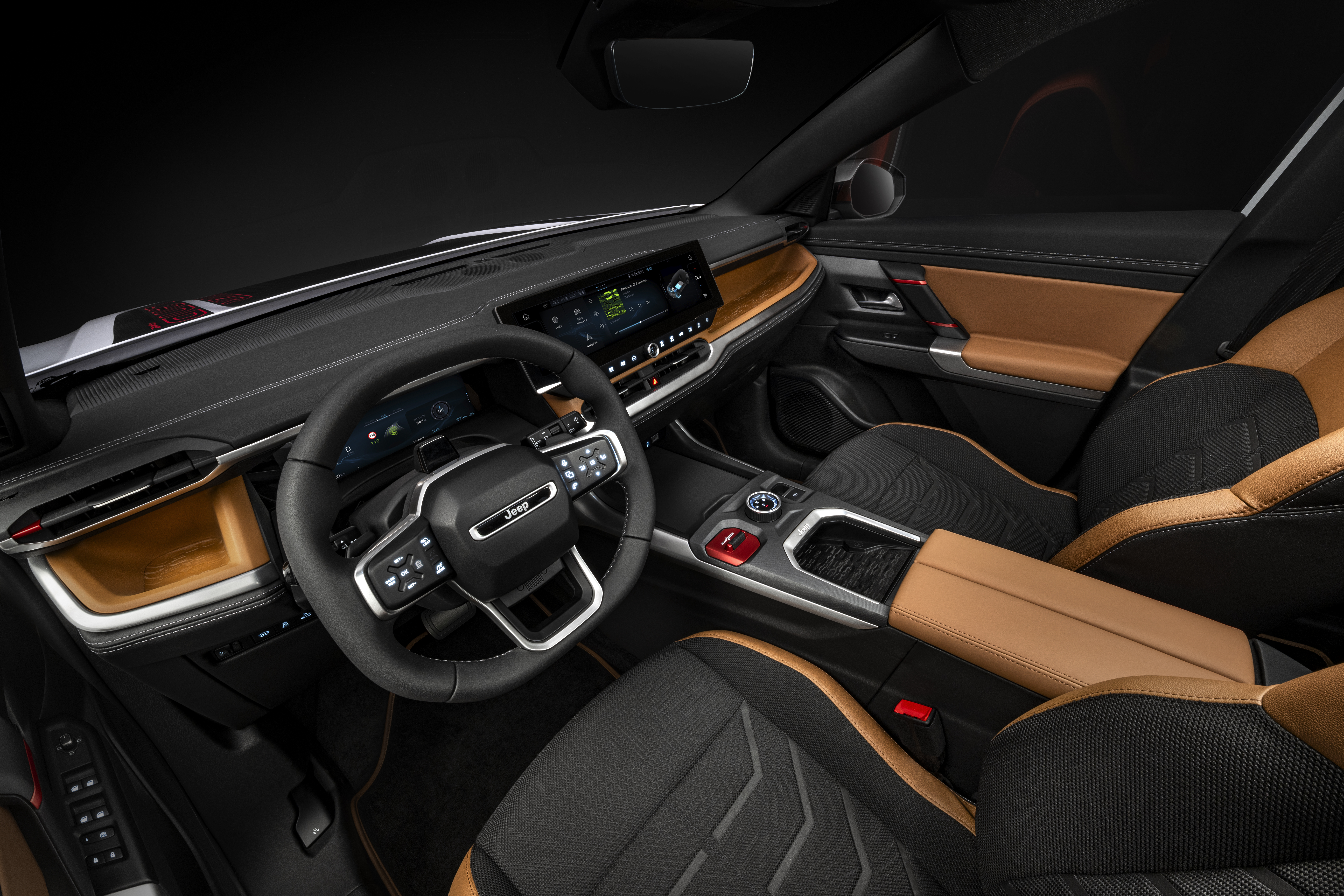 Das Cockpit wirkt aufger&auml;umt, der Touchscreen arbeitet flott. Foto: © Jeep