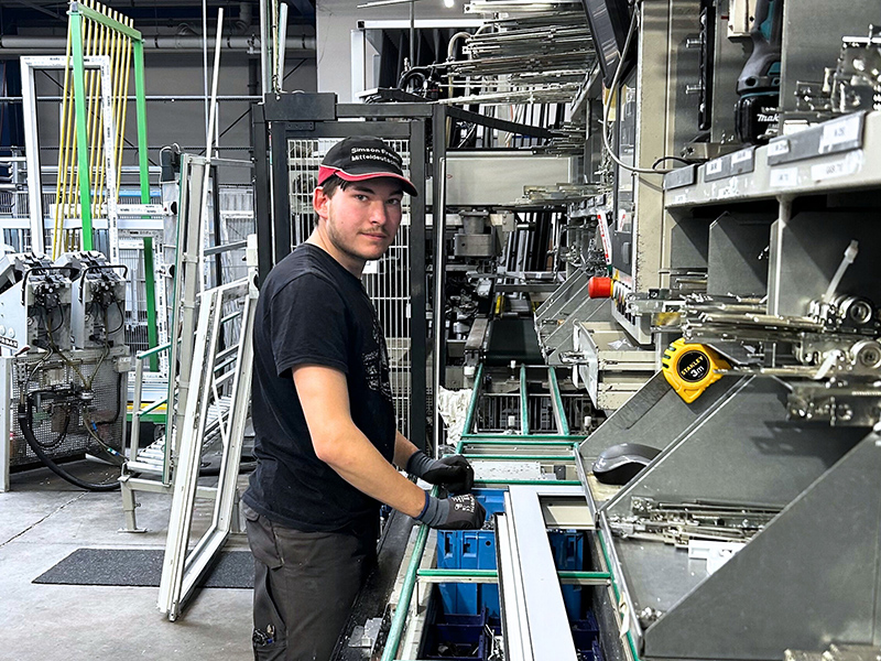 Fertigungsmechaniker-Azubi Jaden W. (19) bei der Montage der Fenstergetriebe an einem Kunststofffenster. Foto: © Windor (Jörg Brauer)