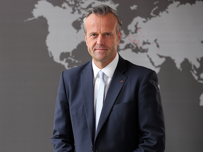 Natürlich hätten wir Kunden und Interessenten aus der ganzen Welt Mitte März in Nürnberg sehr gerne persönlich an konkreten Beispielen über unsere umfassende Systemkompetenz informiert. Aber Gesundheit und Sicherheit unserer Mitarbeiter und Gäste stehen über allem, erklärt Marcus Sander, Vorsitzender der Geschäftsführung der Roto Frank Fenster- und Türtechnologie. Foto: © Roto Frank Fenster- und Türtechnologie