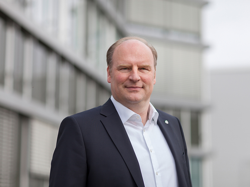 Für uns stehen die Gesundheit und Sicherheit von Mitarbeitern, Kunden und Partnern an erster Stelle, erläutert Carsten Heuer, Divisionsleiter Window Solutions und Mitglied der Geschäftsleitung bei Rehau. Foto: © Rehau AG + Co