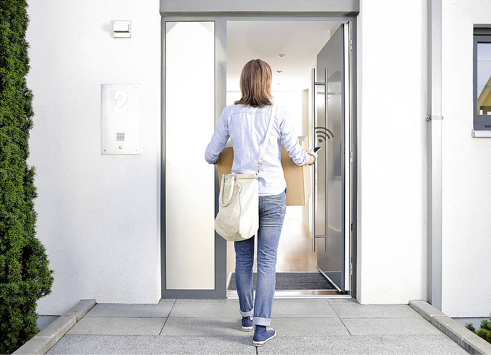 Moderne barrierefreie Türen lassen sich per App mit dem Handy öffnen. Foto: © VFF / SIEGENIA GRUPPE