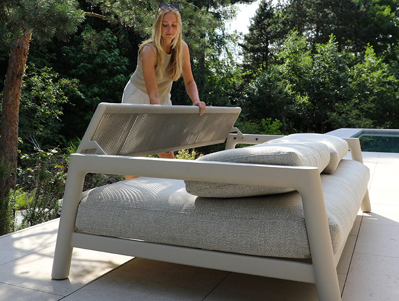 Besonders raffiniert zeigt sich das Sofa in seiner Wandelbarkeit: Dank des weltweit patentierten Flex Seating Systems l&auml;sst es sich im Handumdrehen in eine gro&szlig;z&uuml;gige Liegefl&auml;che verwandeln. Foto: © Zebra Möbel