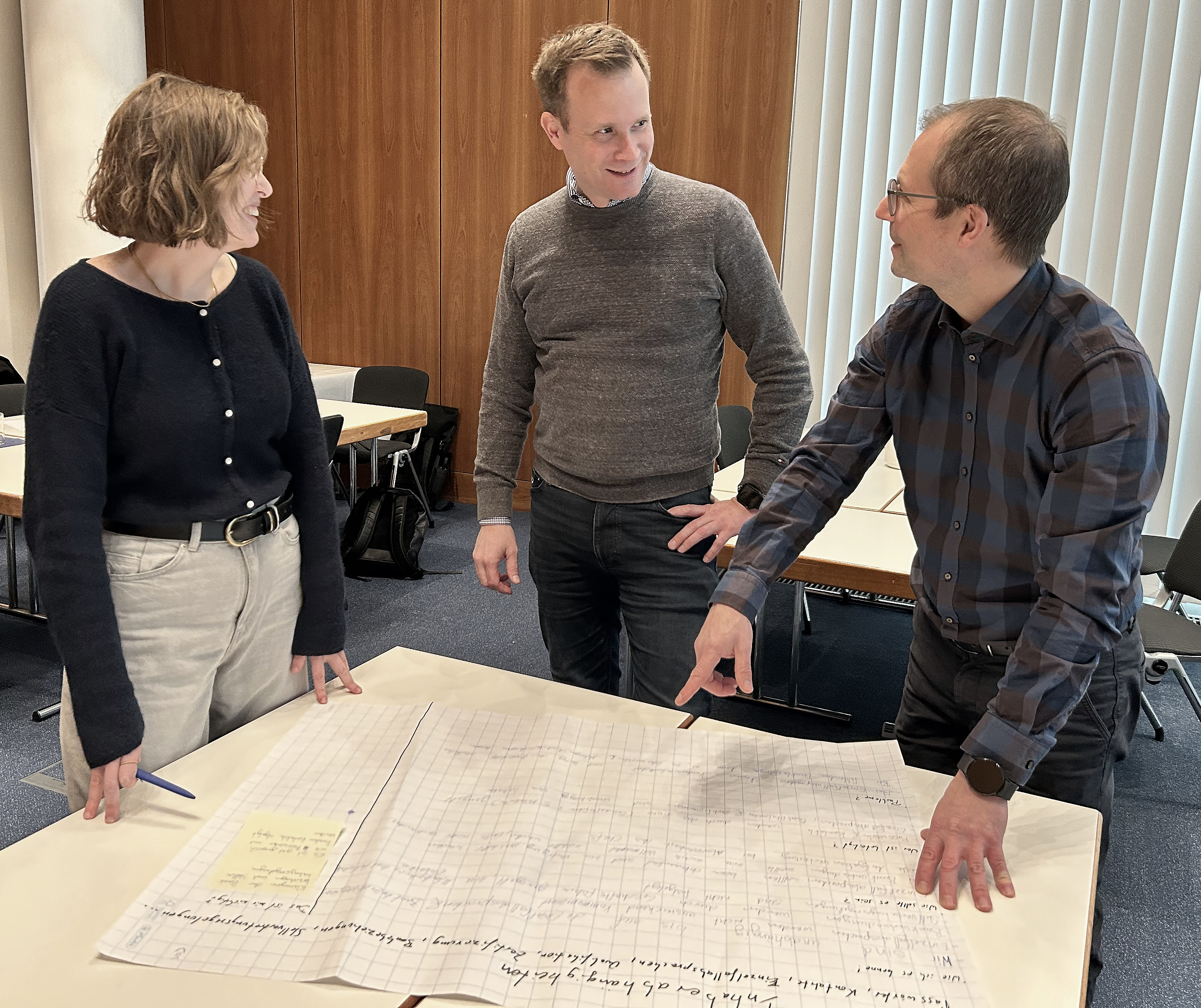 Den Workshop mit dem Team von Oliver Knedel (Mitte) leiten Betriebsberater Andr&eacute;-Alexander Maa&szlig; und Hanna Middendorf, Beraterin f&uuml;r Innovation und Technologie bei der HWK D&uuml;sseldorf Foto: © Kirsten Freund