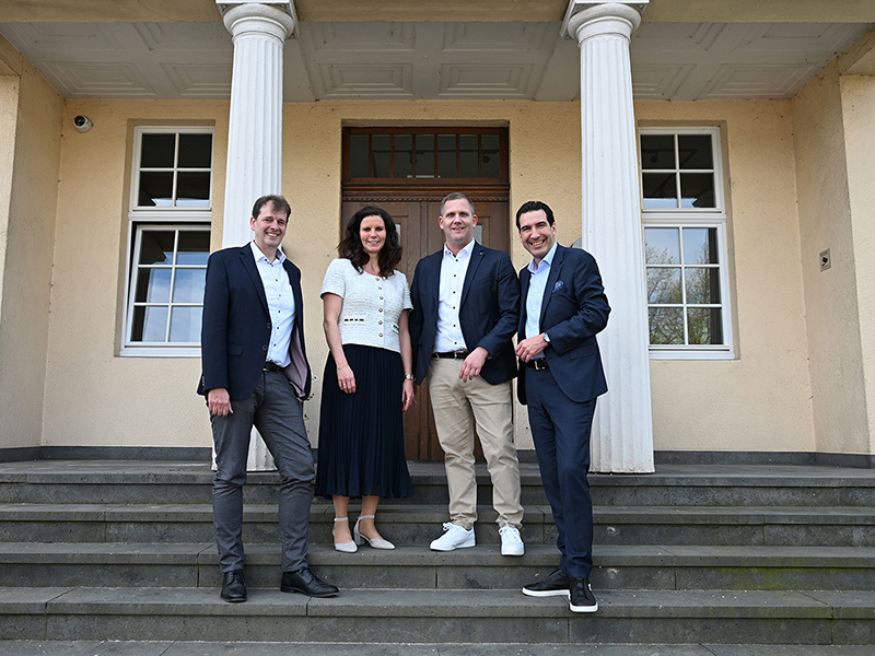 Bernd Hillbrands (Managing Director, Windows & Doors Line of Business, Forterro), Miriam Berzen (Gesch&auml;ftsf&uuml;hrerin Klaes), Lars Klaes (Gesch&auml;ftsf&uuml;hrer Klaes) und Marcus Pannier (President, Forterro) (von links nach rechts) nach der Unterzeichnung der Vertr&auml;ge, durch die Klaes Teil von Forterro wird. Foto: © Klaes