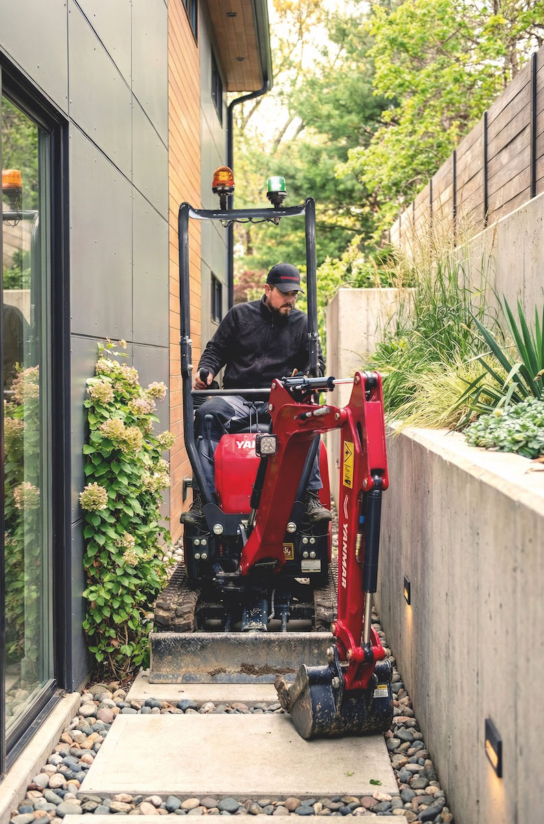 Mit einer Gesamtbreite ab 740 Millimetern kann der SV10 auch in engen Passagen eingesetzt werden. Foto: © Yanmar Compact Equipment