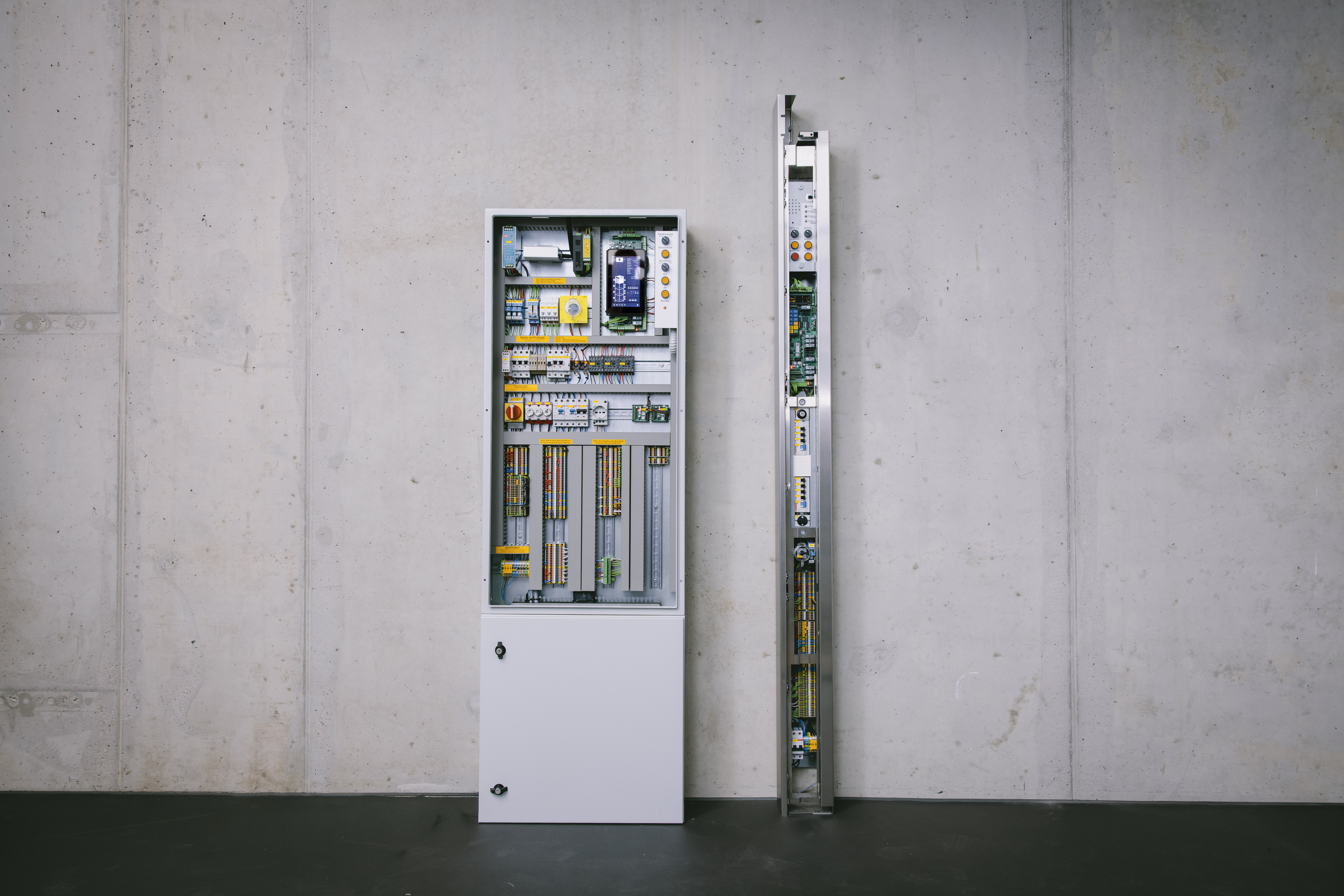 Innovative Technik von KLST: Ma&szlig;geschneiderte Steuerungssysteme mit HSE 2.0 mit Touch Display, die sowohl Standard-Einbauten als auch individuelle Zargenl&ouml;sungen beinhalten. Integrierte Gateways erm&ouml;glichen eine flexible Anbindung f&uuml;r moderne Aufzugsanlagen. Foto: © Offenblende/Jannes