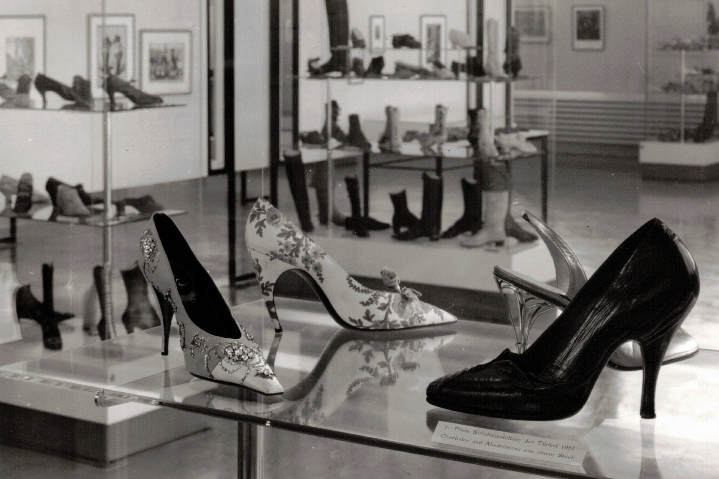 Schuh-Ausstellung im Deutschen Ledermuseum in den 1960er Jahren. Foto: © Archiv, Deutsches Ledermuseum