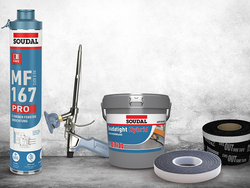 Neue &Auml;ra in der Abdichtungstechnologie: Der PU-Schaum MF 167 Pro links im Bild wurde nun optisch aufgewertet und verf&uuml;gt &uuml;ber umfangreiche Pr&uuml;fzertifikate, da bei neuen Anwendungen zus&auml;tzliche Nachweise Vertrauen in die Leistungsf&auml;higkeit schaffen. F&uuml;r die &auml;u&szlig;ere schlagregendichte Abdichtung bietet Soudal drei abgestimmte Systeml&ouml;sungen an. Foto: © Soudal