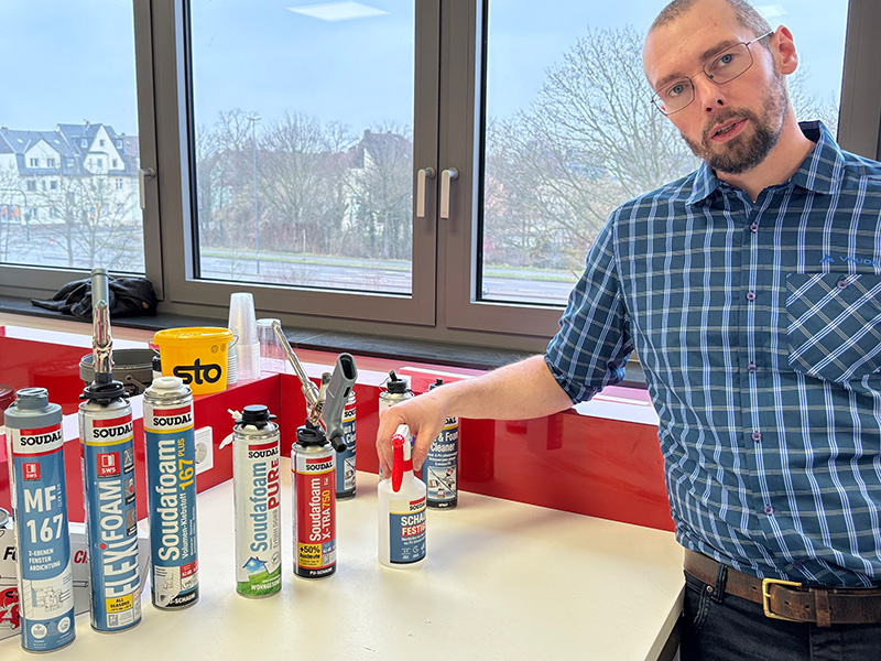 Hier werden neue Ma&szlig;st&auml;be in der D&auml;mmstoff-Geschichte gesetzt. Nach der erfolgreichen Entwicklungsphase sowie umfangreichen Labor- und Pr&uuml;ftests bietet der MF 167 Pro Anwendern noch mehr Sicherheit, so Alexander Kirch, Teamleiter Technik und Entwicklung bei Soudal. Foto: © Soudal