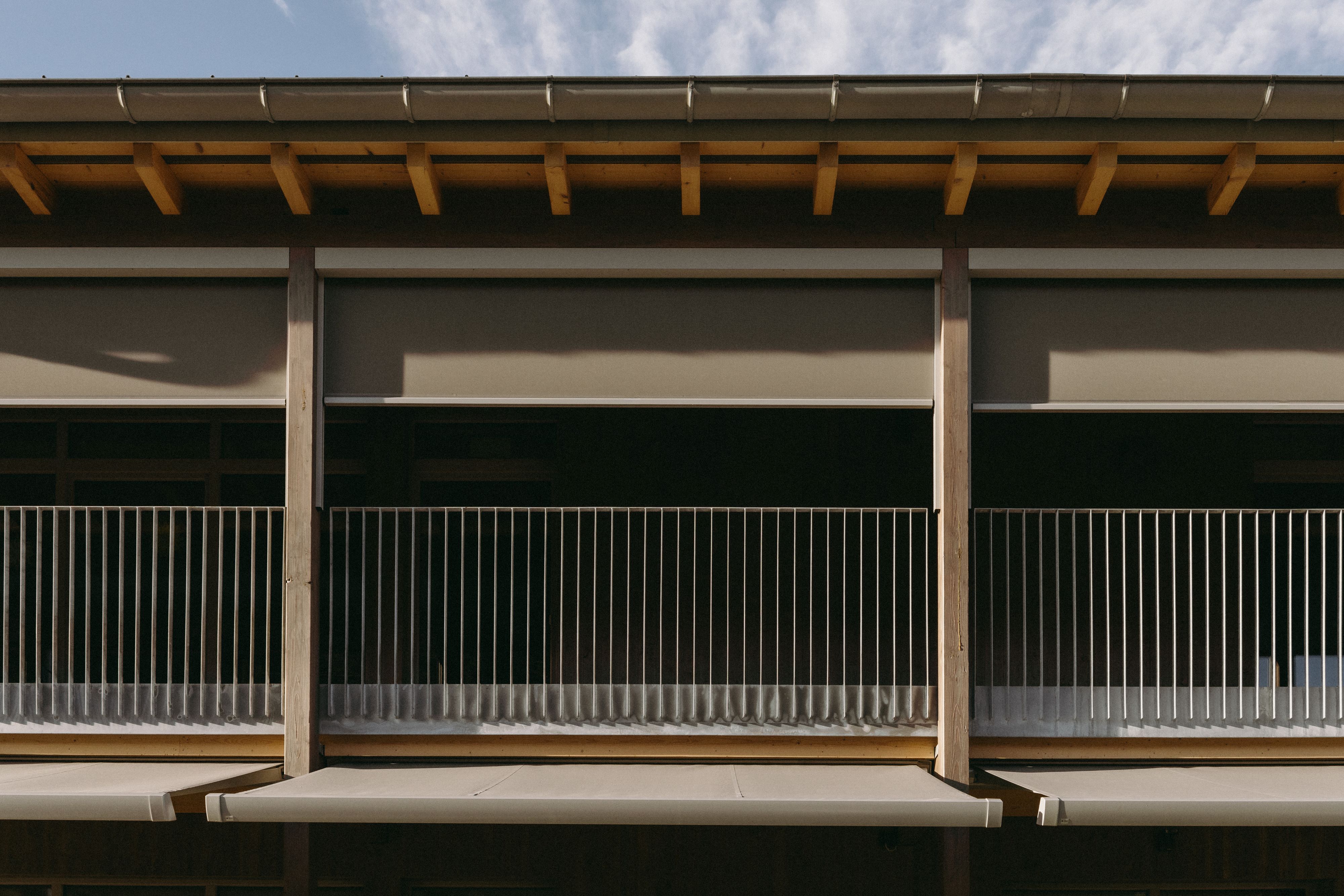Insgesamt 32 exakt auf den Holzbau abgestimmte Anlagen von MHZ &ndash; Senkrecht- und Kassettenmarkisen &ndash; sch&uuml;tzen Kindergartenkinder und Personal vor der Sonne. Foto: © MHZ/Raissa Axmann