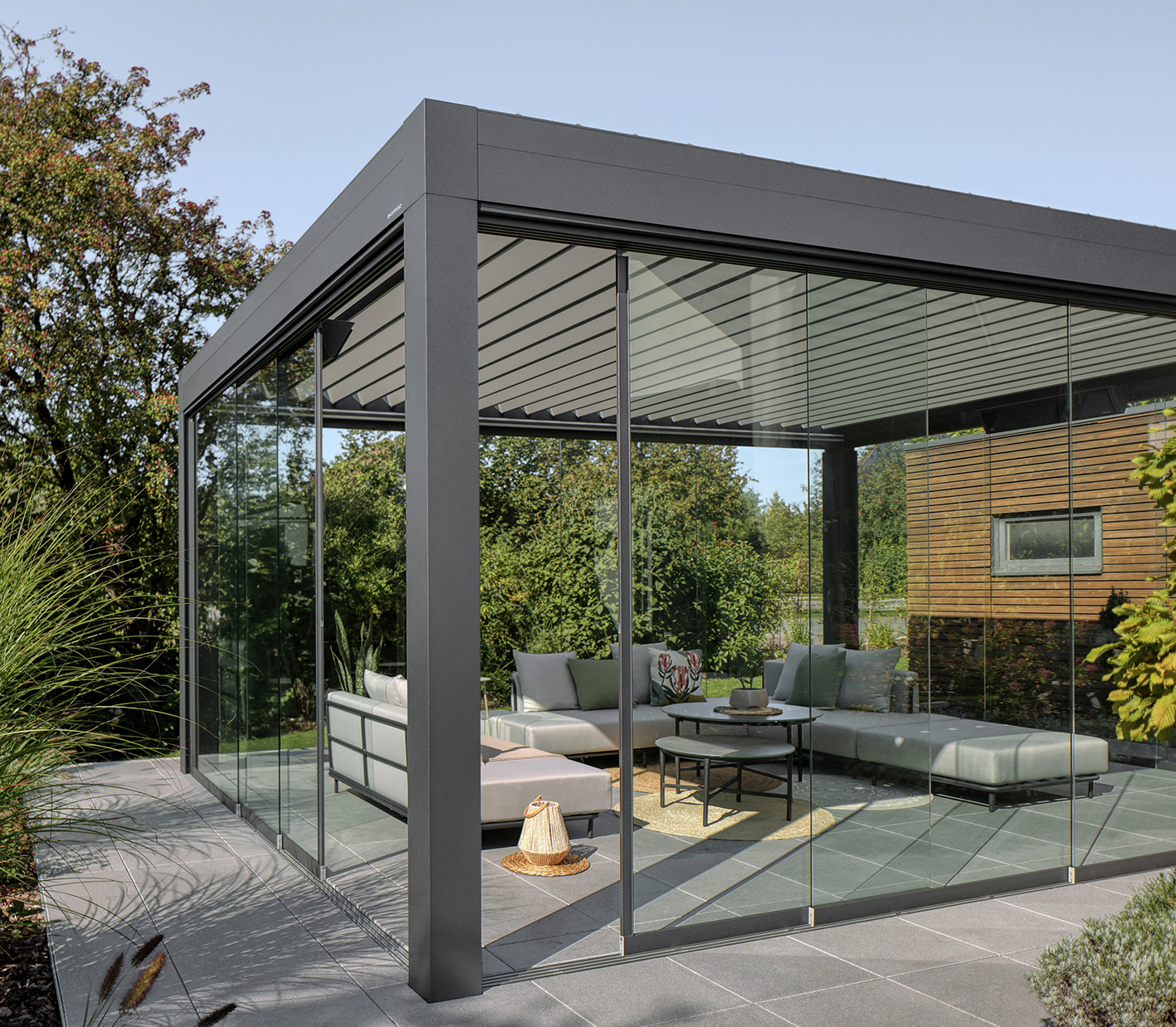 Das neue Glasschiebesystem sorgt mit pr&auml;ziser Mechanik und klarer Linienf&uuml;hrung f&uuml;r flexible Transparenz und Schutz. Foto: © Warema