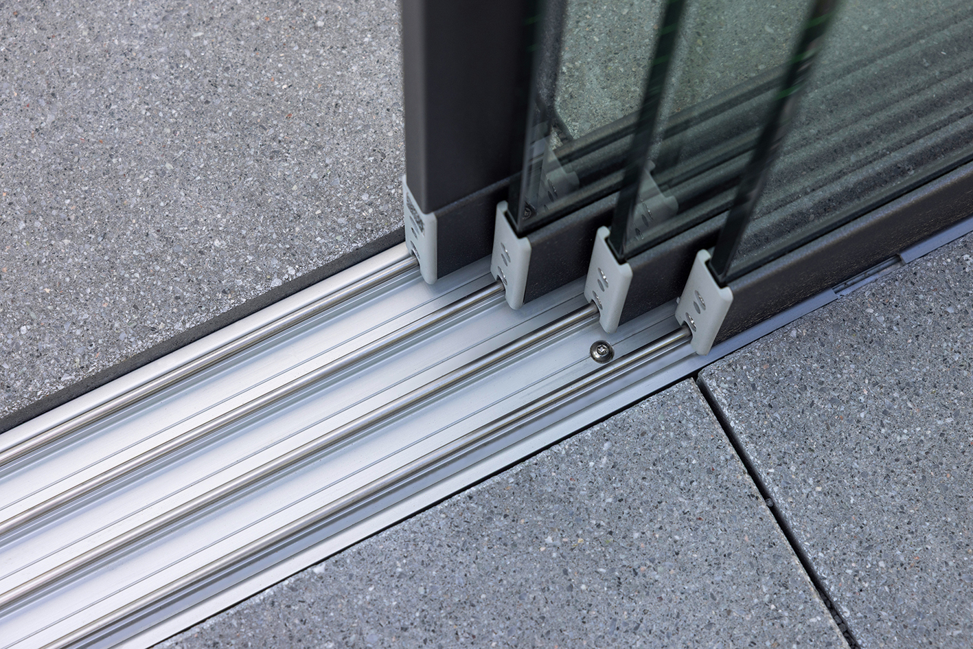 Mehrl&auml;ufige Schienensysteme erm&ouml;glichen ma&szlig;geschneiderte &Ouml;ffnungsszenarien bei erweiterten Baugrenzwerten, abgestimmt auf Architektur und Nutzung. Foto: © Warema